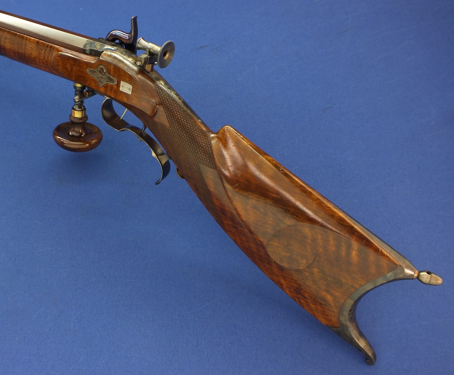 A fine antique Swiss percussion Target Rifle by Henri Léo Fleuriel Senevay in Neuchatel (1809-51). Caliber 10,5mm. 85,5cm octagonal Barrel. Length 126cm. In near mint condition. Price 2.950 euro.