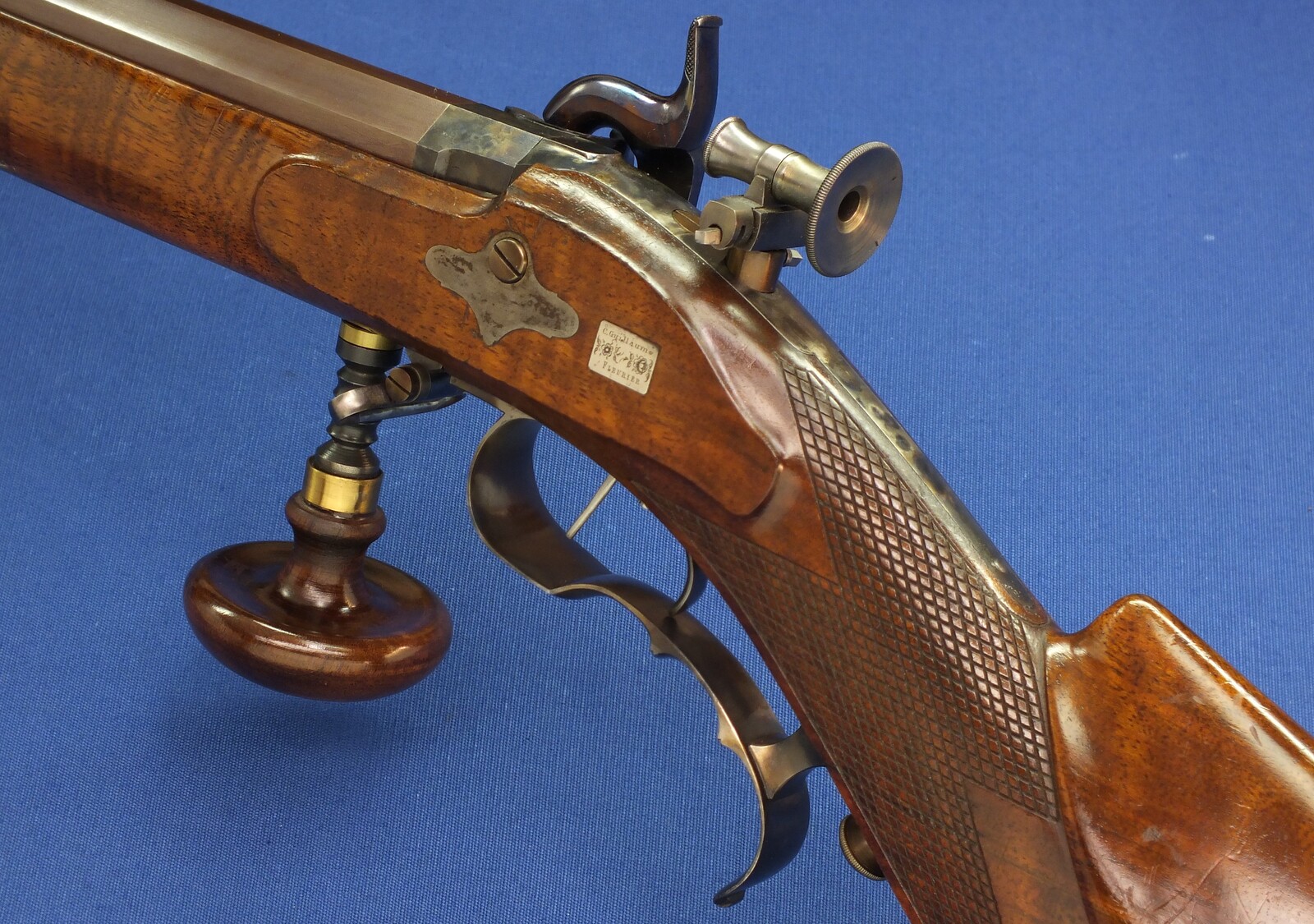 A fine antique Swiss percussion Target Rifle by Henri Léo Fleuriel Senevay in Neuchatel (1809-51). Caliber 10,5mm. 85,5cm octagonal Barrel. Length 126cm. In near mint condition. Price 2.950 euro.