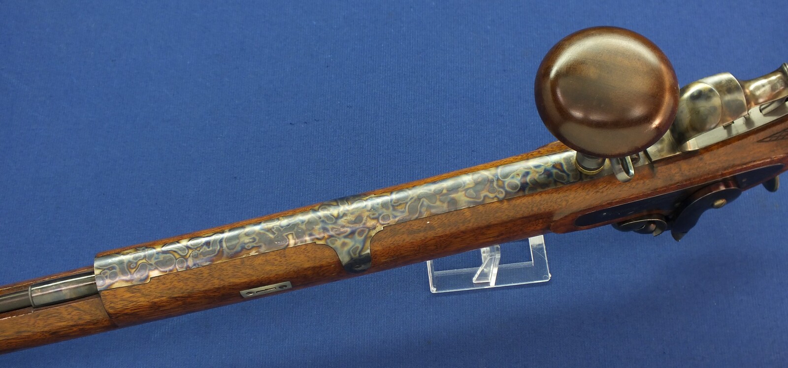 A fine antique Swiss percussion Target Rifle by Henri Léo Fleuriel Senevay in Neuchatel (1809-51). Caliber 10,5mm. 85,5cm octagonal Barrel. Length 126cm. In near mint condition. Price 2.950 euro.