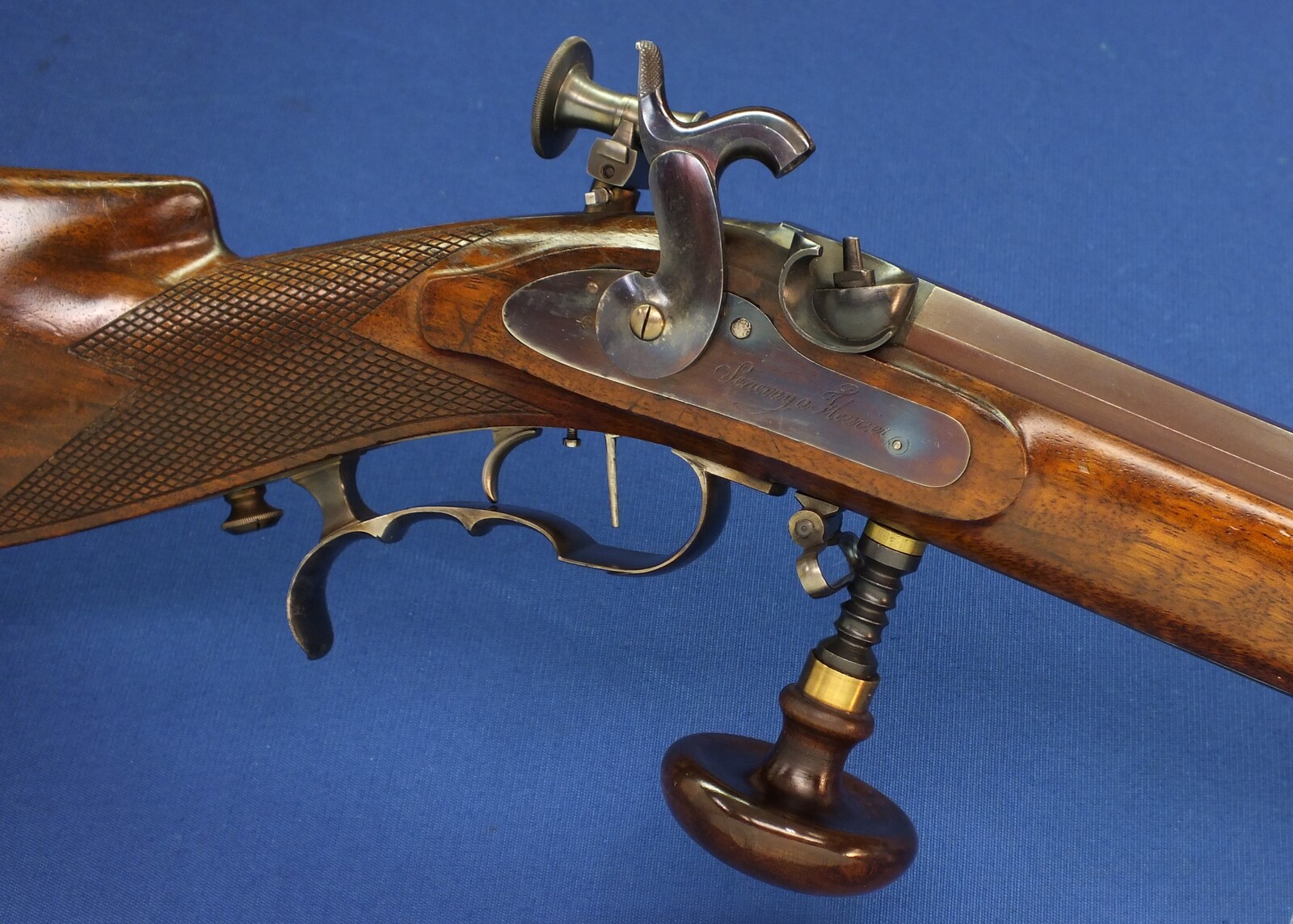 A fine antique Swiss percussion Target Rifle by Henri Léo Fleuriel Senevay in Neuchatel (1809-51). Caliber 10,5mm. 85,5cm octagonal Barrel. Length 126cm. In near mint condition. Price 2.950 euro.