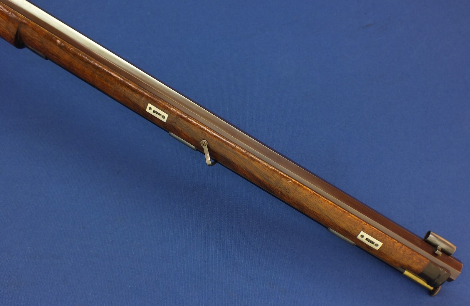 A fine antique Swiss percussion Target Rifle by Henri Léo Fleuriel Senevay in Neuchatel (1809-51). Caliber 10,5mm. 85,5cm octagonal Barrel. Length 126cm. In near mint condition. Price 2.950 euro.