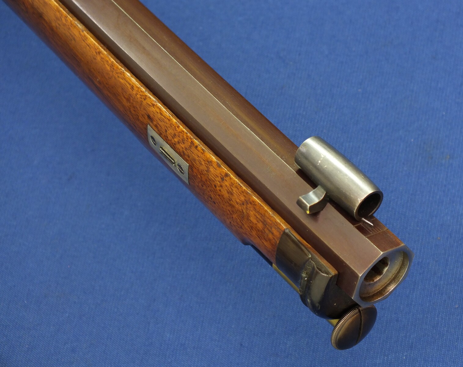 A fine antique Swiss percussion Target Rifle by Henri Léo Fleuriel Senevay in Neuchatel (1809-51). Caliber 10,5mm. 85,5cm octagonal Barrel. Length 126cm. In near mint condition. Price 2.950 euro.