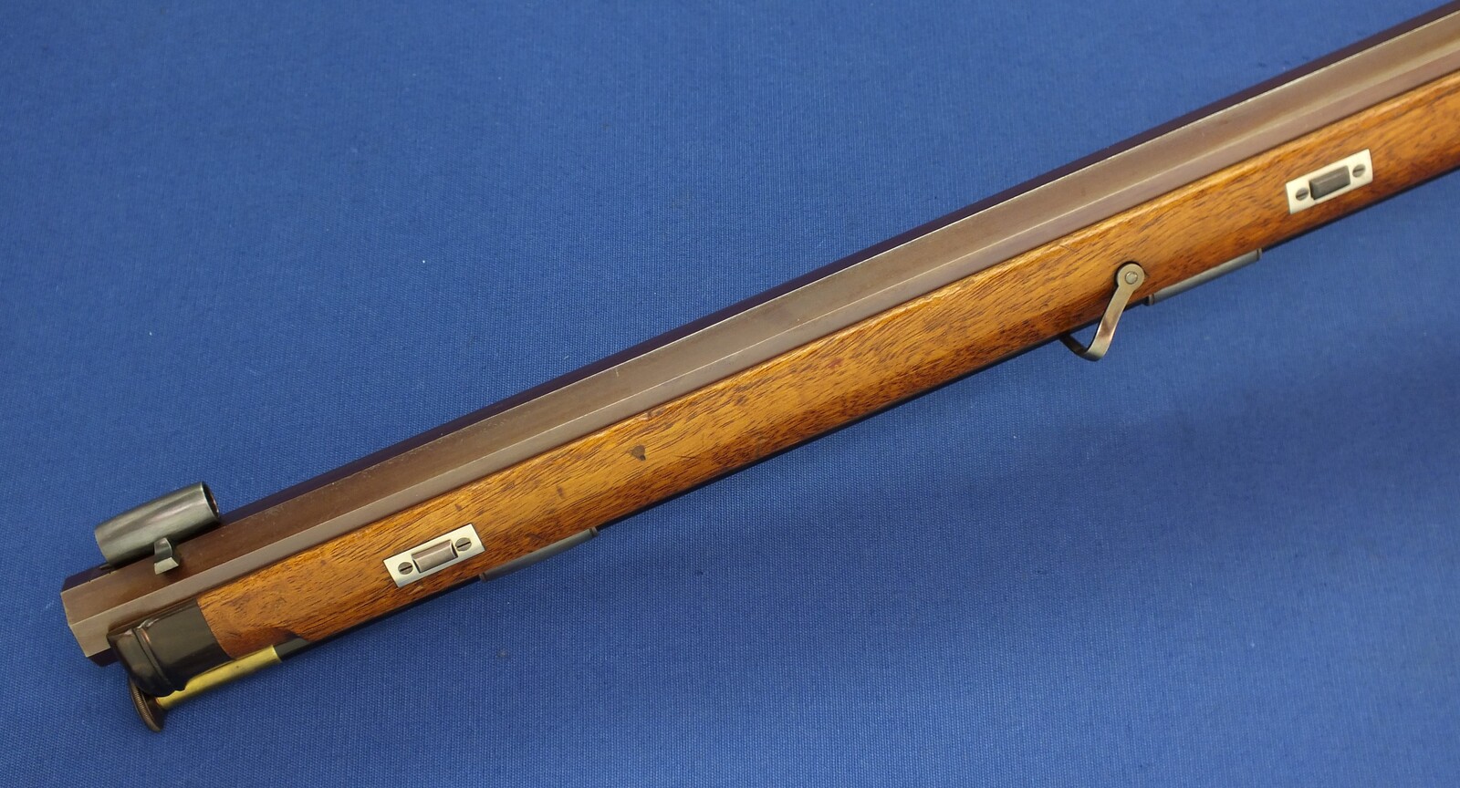 A fine antique Swiss percussion Target Rifle by Henri Léo Fleuriel Senevay in Neuchatel (1809-51). Caliber 10,5mm. 85,5cm octagonal Barrel. Length 126cm. In near mint condition. Price 2.950 euro.