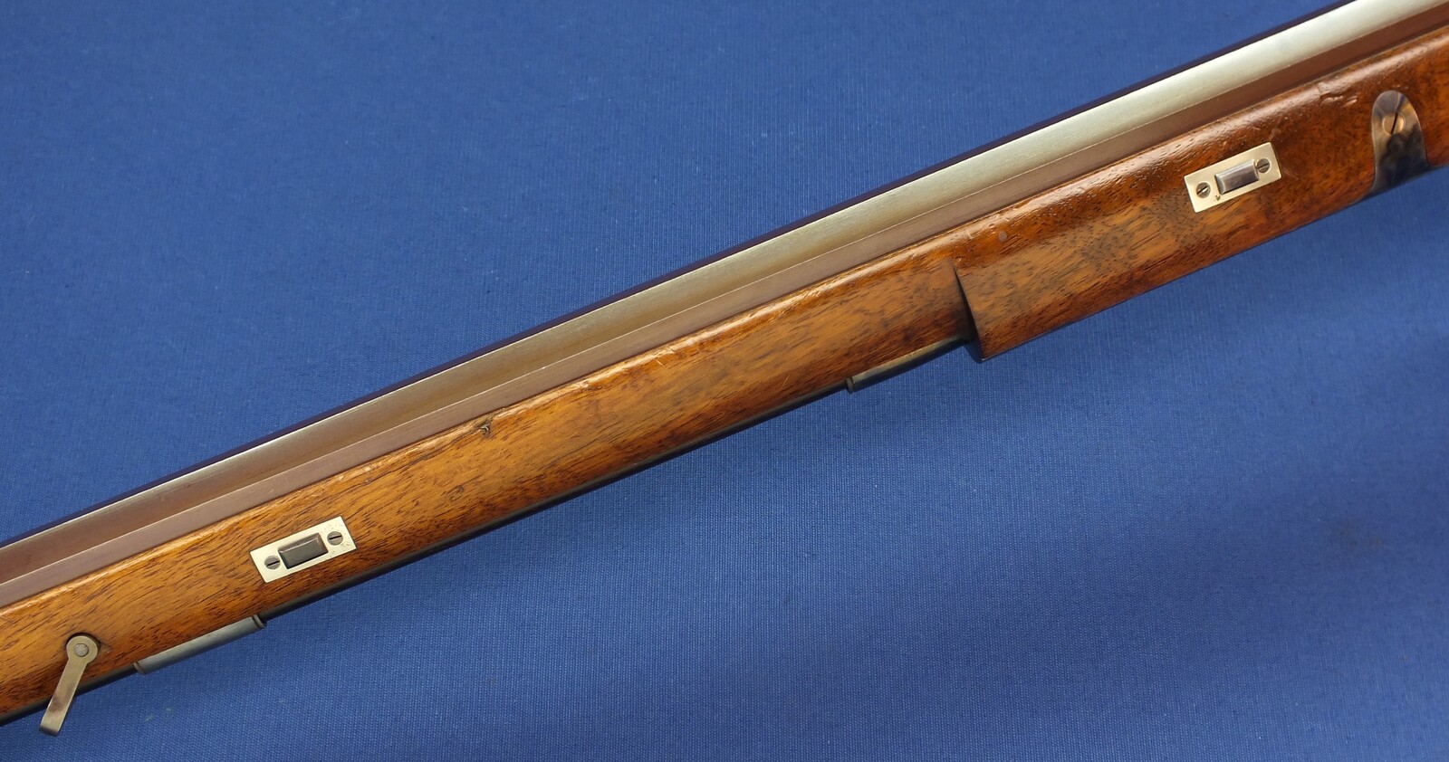 A fine antique Swiss percussion Target Rifle by Henri Léo Fleuriel Senevay in Neuchatel (1809-51). Caliber 10,5mm. 85,5cm octagonal Barrel. Length 126cm. In near mint condition. Price 2.950 euro.