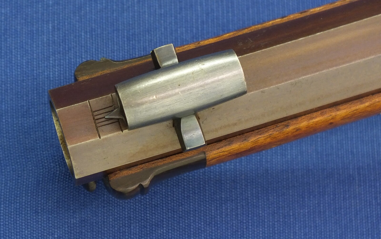 A fine antique Swiss percussion Target Rifle by Henri Léo Fleuriel Senevay in Neuchatel (1809-51). Caliber 10,5mm. 85,5cm octagonal Barrel. Length 126cm. In near mint condition. Price 2.950 euro.