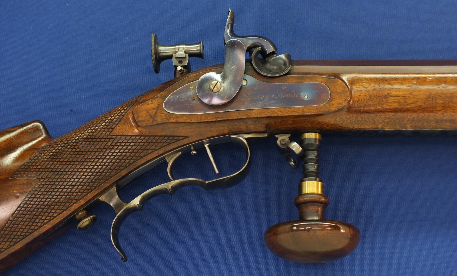 A fine antique Swiss percussion Target Rifle by Henri Léo Fleuriel Senevay in Neuchatel (1809-51). Caliber 10,5mm. 85,5cm octagonal Barrel. Length 126cm. In near mint condition. Price 2.950 euro.