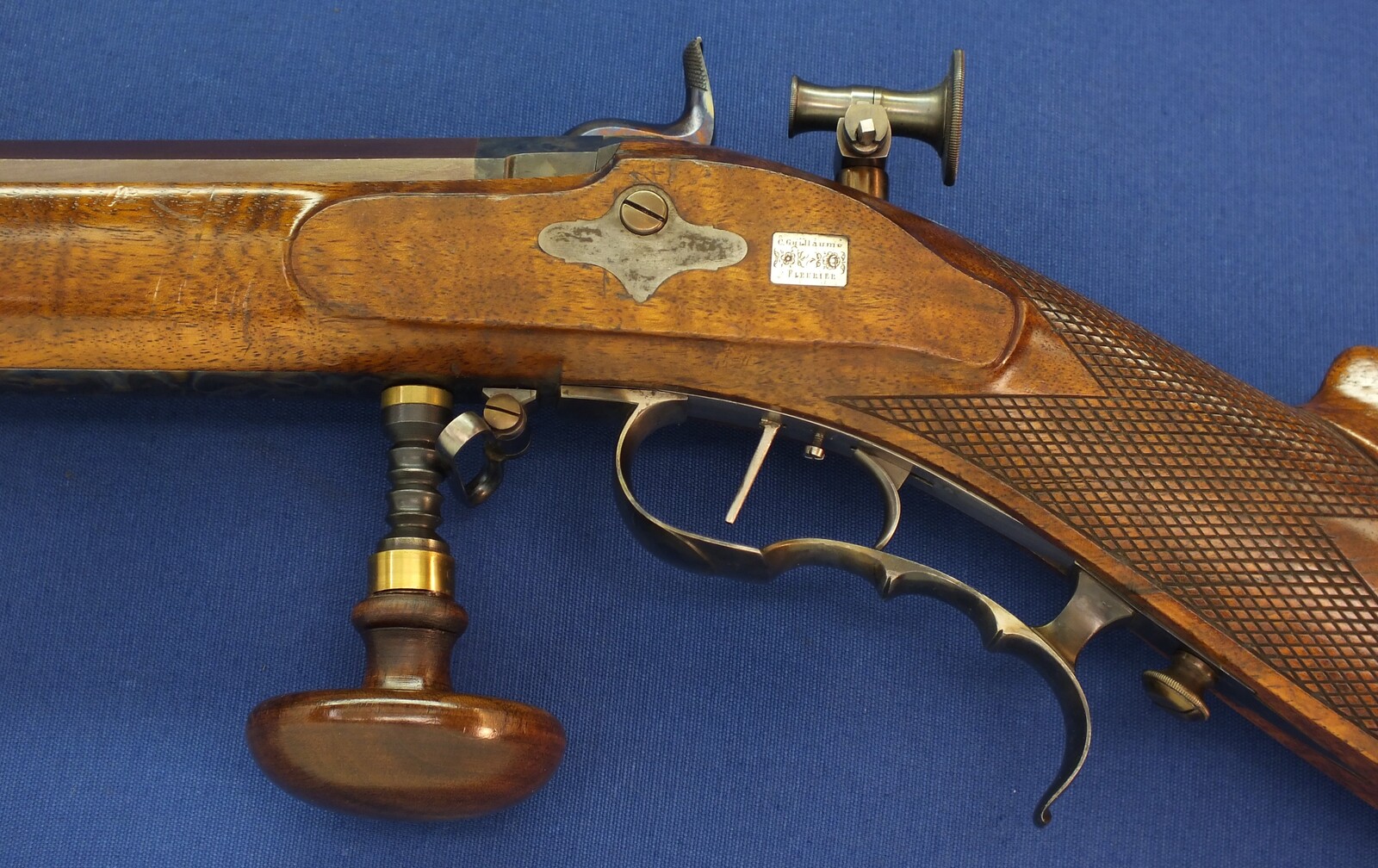 A fine antique Swiss percussion Target Rifle by Henri Léo Fleuriel Senevay in Neuchatel (1809-51). Caliber 10,5mm. 85,5cm octagonal Barrel. Length 126cm. In near mint condition. Price 2.950 euro.