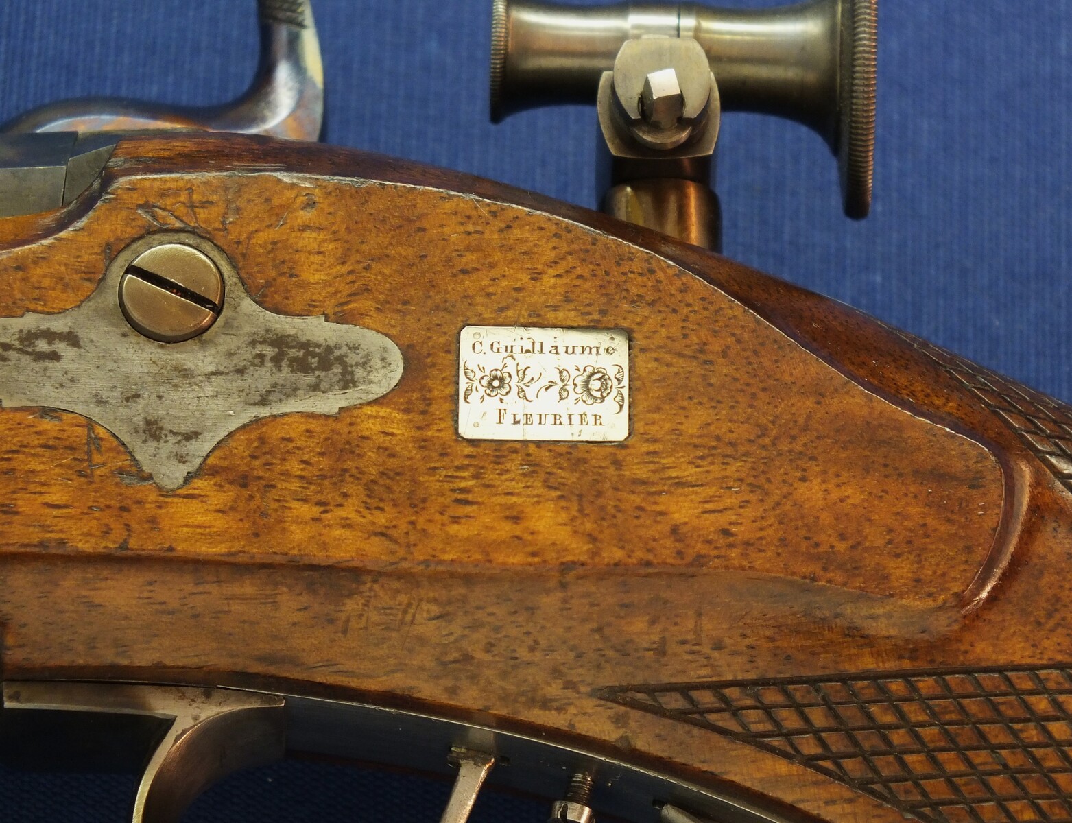 A fine antique Swiss percussion Target Rifle by Henri Léo Fleuriel Senevay in Neuchatel (1809-51). Caliber 10,5mm. 85,5cm octagonal Barrel. Length 126cm. In near mint condition. Price 2.950 euro.