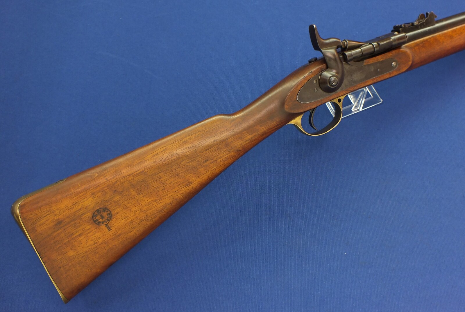 A fine Canadian Enfield Snider Cadet Carbine. 577 Caliber. Lock dated 1860. Stock marked DC for Dominion of Canada. Length 96cm. In near mint condition. Price 1.250 euro