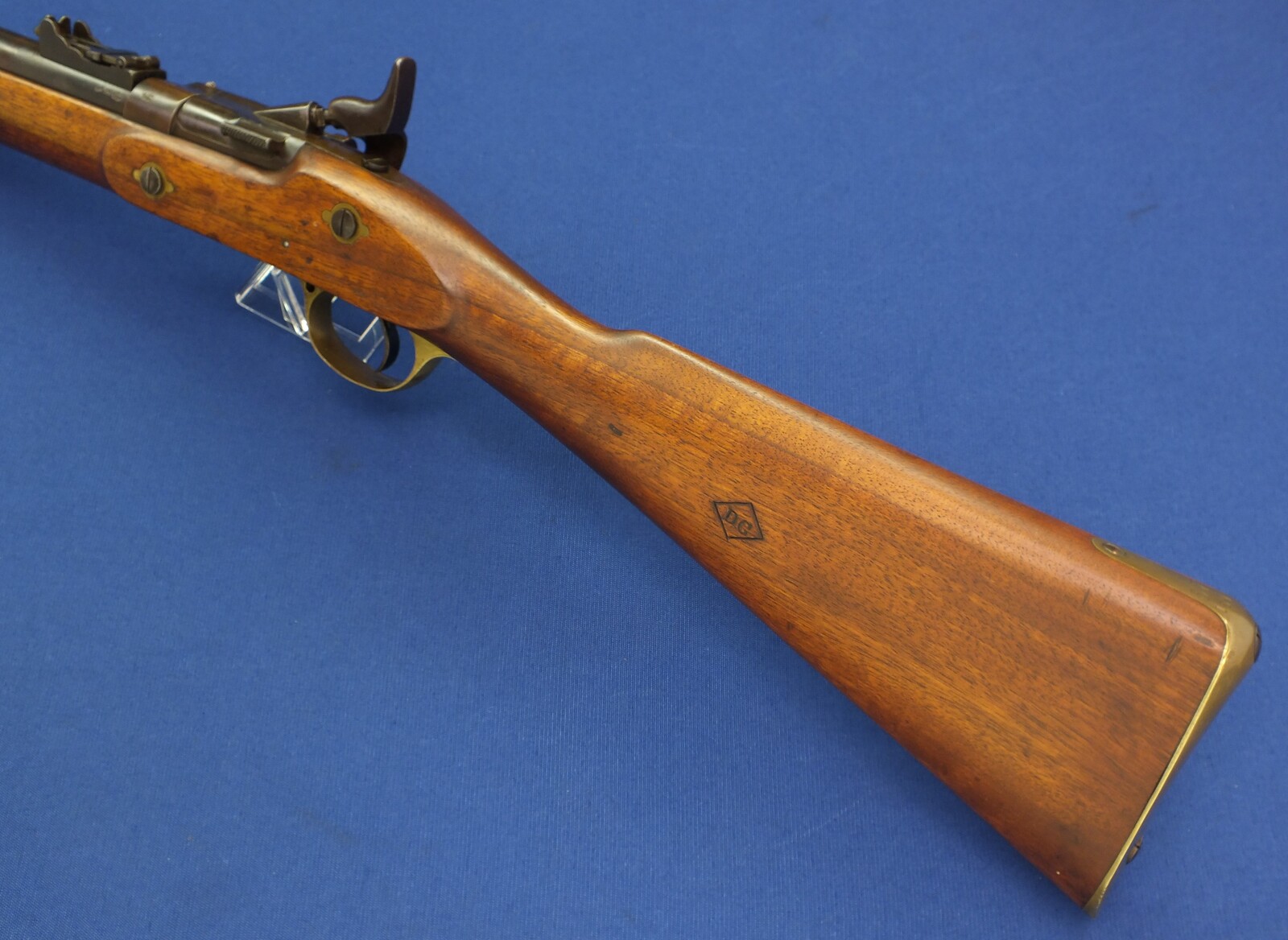 A fine Canadian Enfield Snider Cadet Carbine. 577 Caliber. Lock dated 1860. Stock marked DC for Dominion of Canada. Length 96cm. In near mint condition. Price 1.250 euro