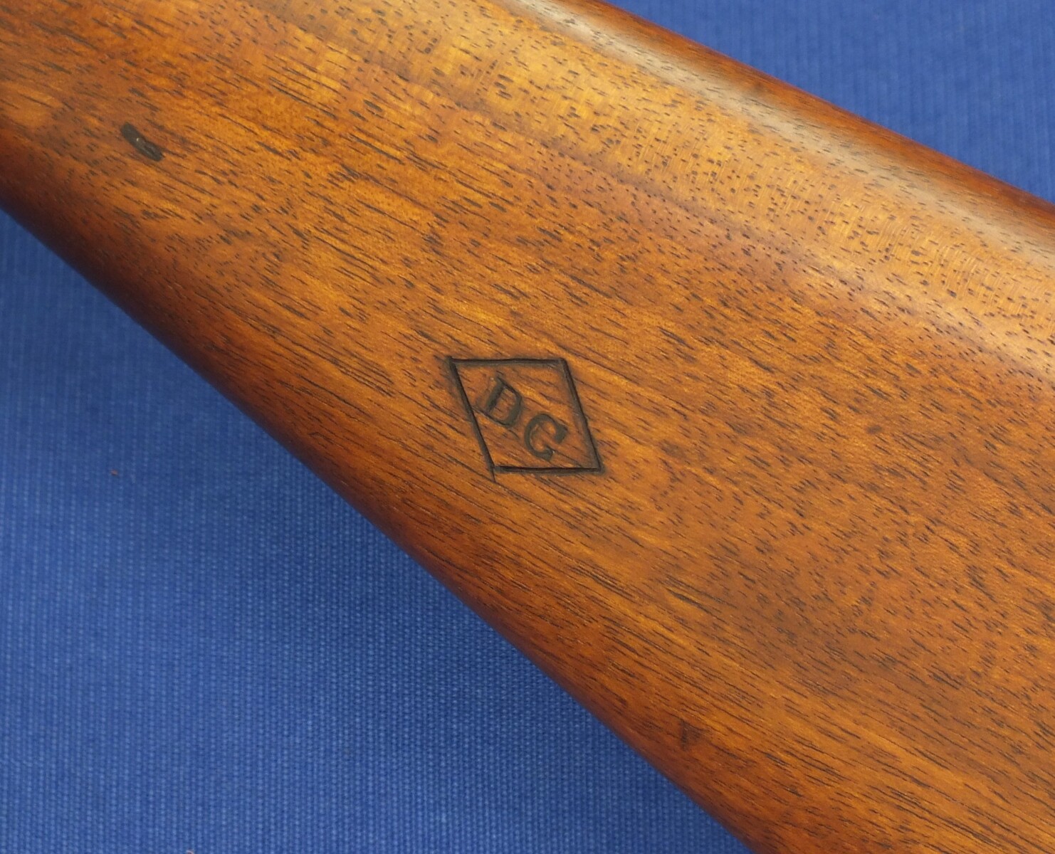 A fine Canadian Enfield Snider Cadet Carbine. 577 Caliber. Lock dated 1860. Stock marked DC for Dominion of Canada. Length 96cm. In near mint condition. Price 1.250 euro