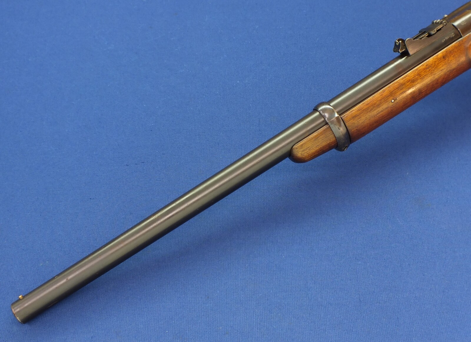 A fine Canadian Enfield Snider Cadet Carbine. 577 Caliber. Lock dated 1860. Stock marked DC for Dominion of Canada. Length 96cm. In near mint condition. Price 1.250 euro