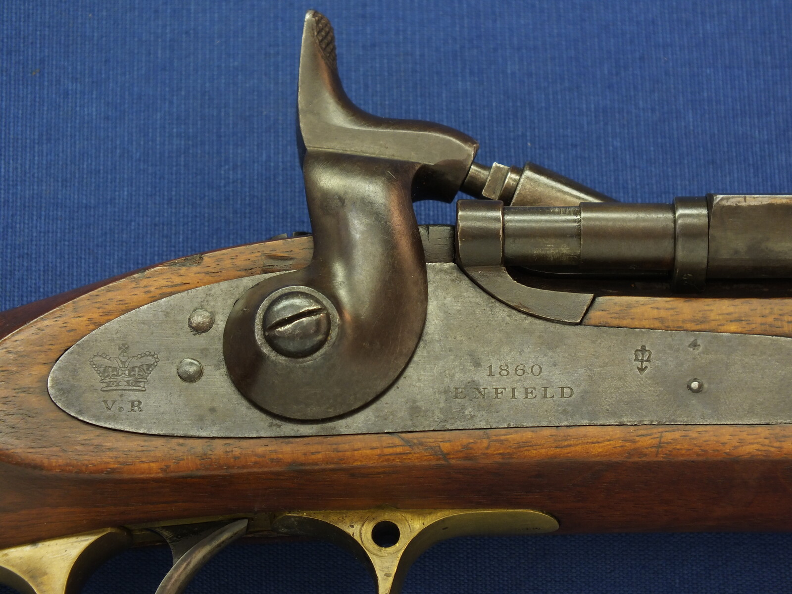 A fine Canadian Enfield Snider Cadet Carbine. 577 Caliber. Lock dated 1860. Stock marked DC for Dominion of Canada. Length 96cm. In near mint condition. Price 1.250 euro