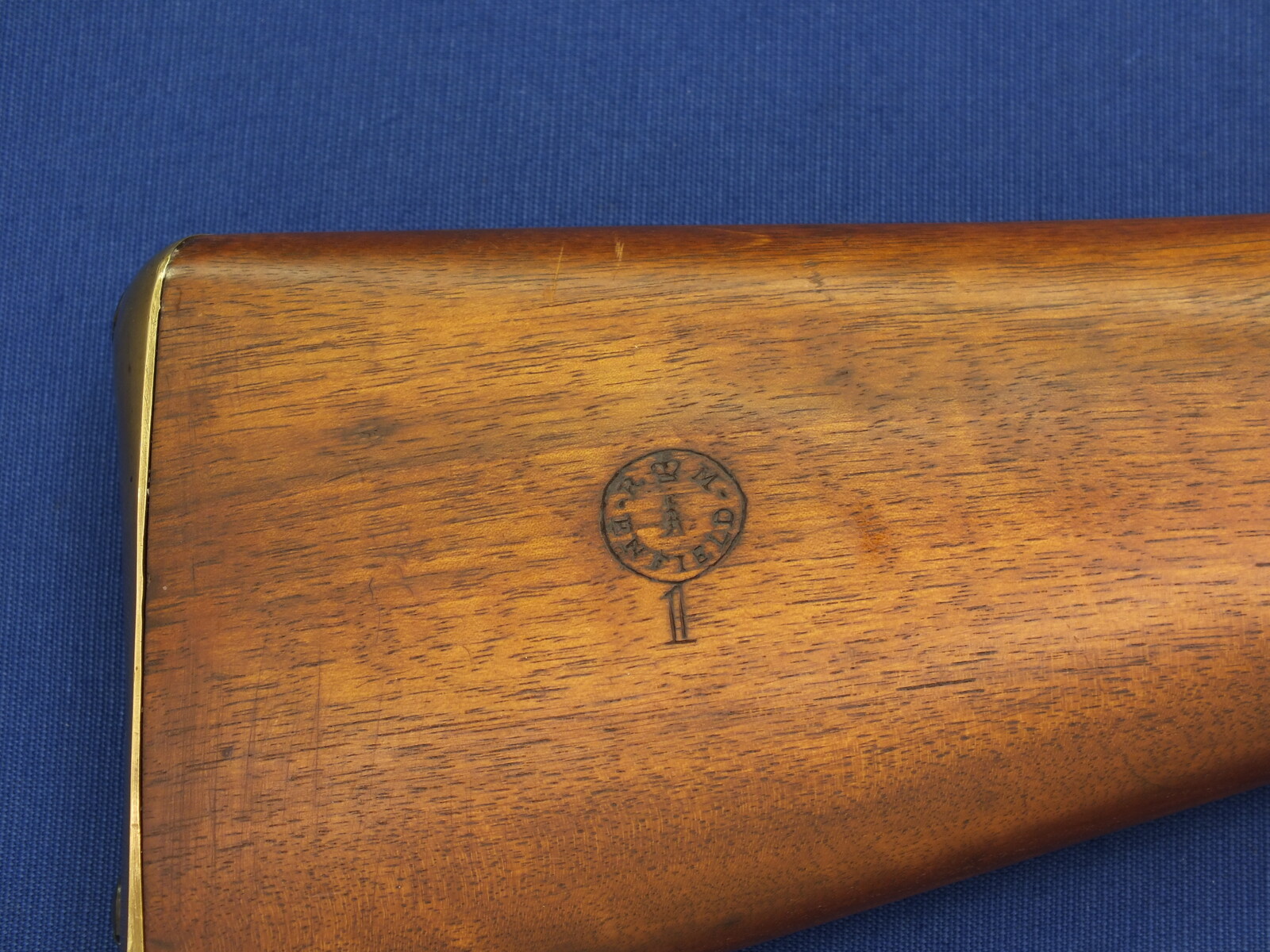 A fine Canadian Enfield Snider Cadet Carbine. 577 Caliber. Lock dated 1860. Stock marked DC for Dominion of Canada. Length 96cm. In near mint condition. Price 1.250 euro