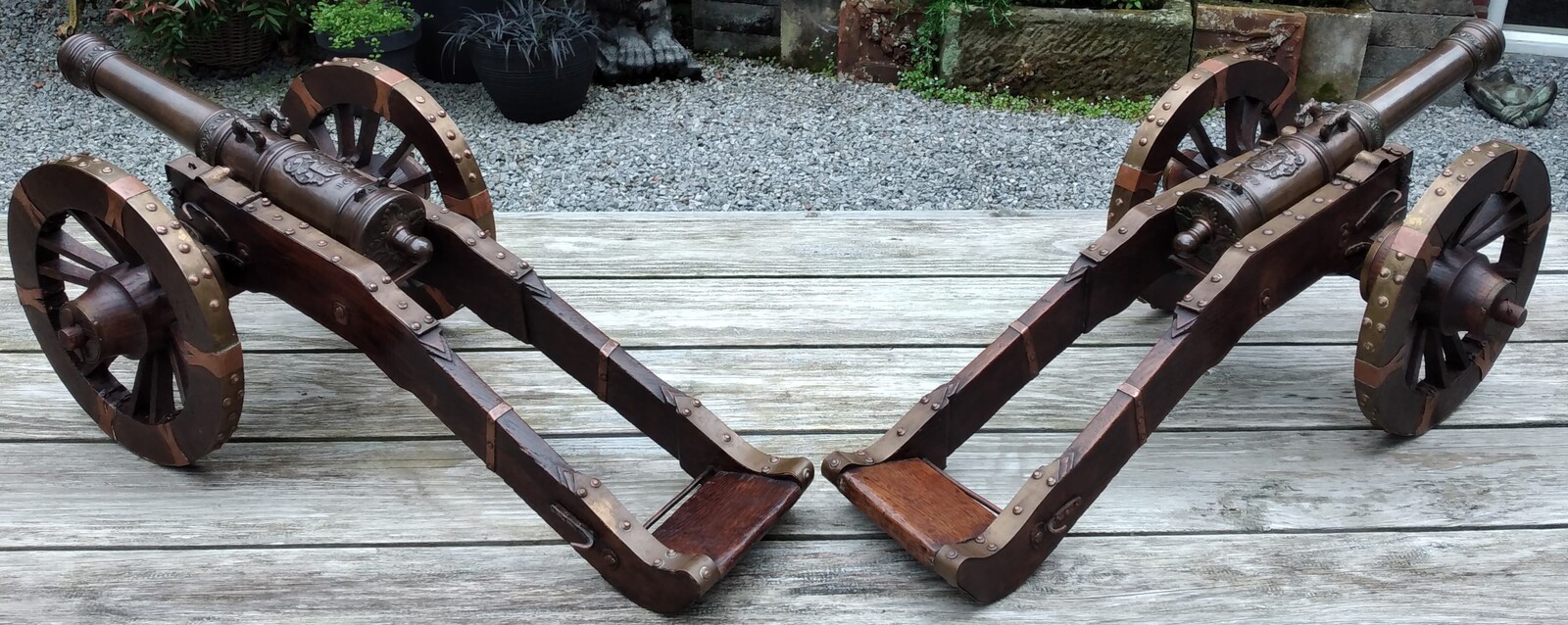 A fine pair of antique probably Dutch 17th Century Bronze saluting Cannons dated 1669 with later Oak Carriage's with Brass and Copper mounts. Length of barrels 46cm, total length 82cm. Caliber 25mm. In very good condition. Price 8.500 euro.