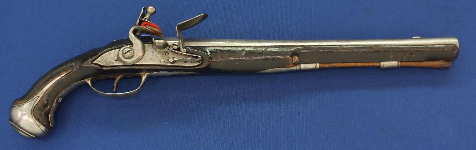 A German Saxony Zella-Mehlis(Suhl) Cavalry Flintlock Pistol circa 1700. Caliber 16mm. Length 53cm. In very good condition. Price 2.250 euro