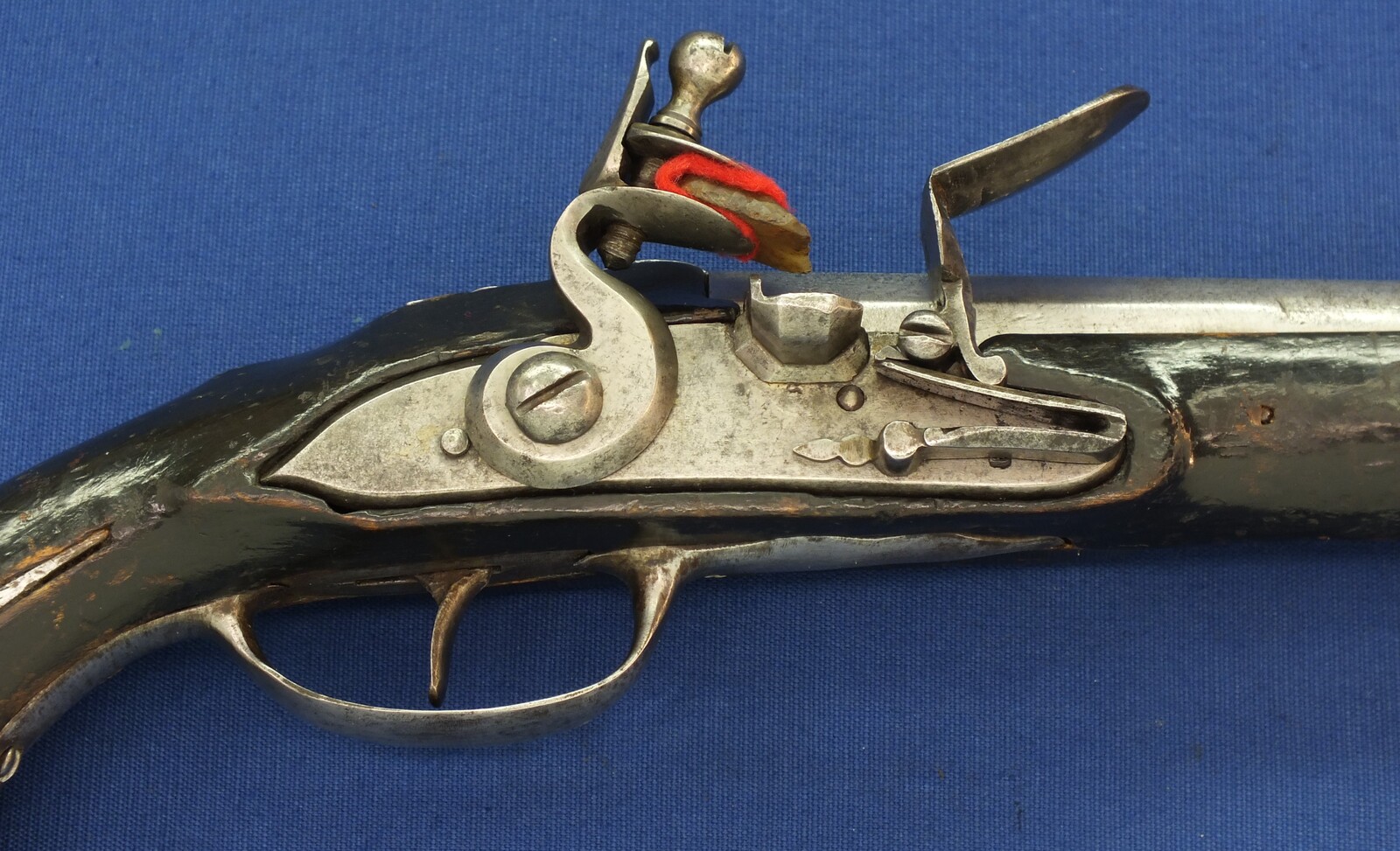 A German Saxony Zella-Mehlis(Suhl) Cavalry Flintlock Pistol circa 1700. Caliber 16mm. Length 53cm. In very good condition. Price 2.250 euro