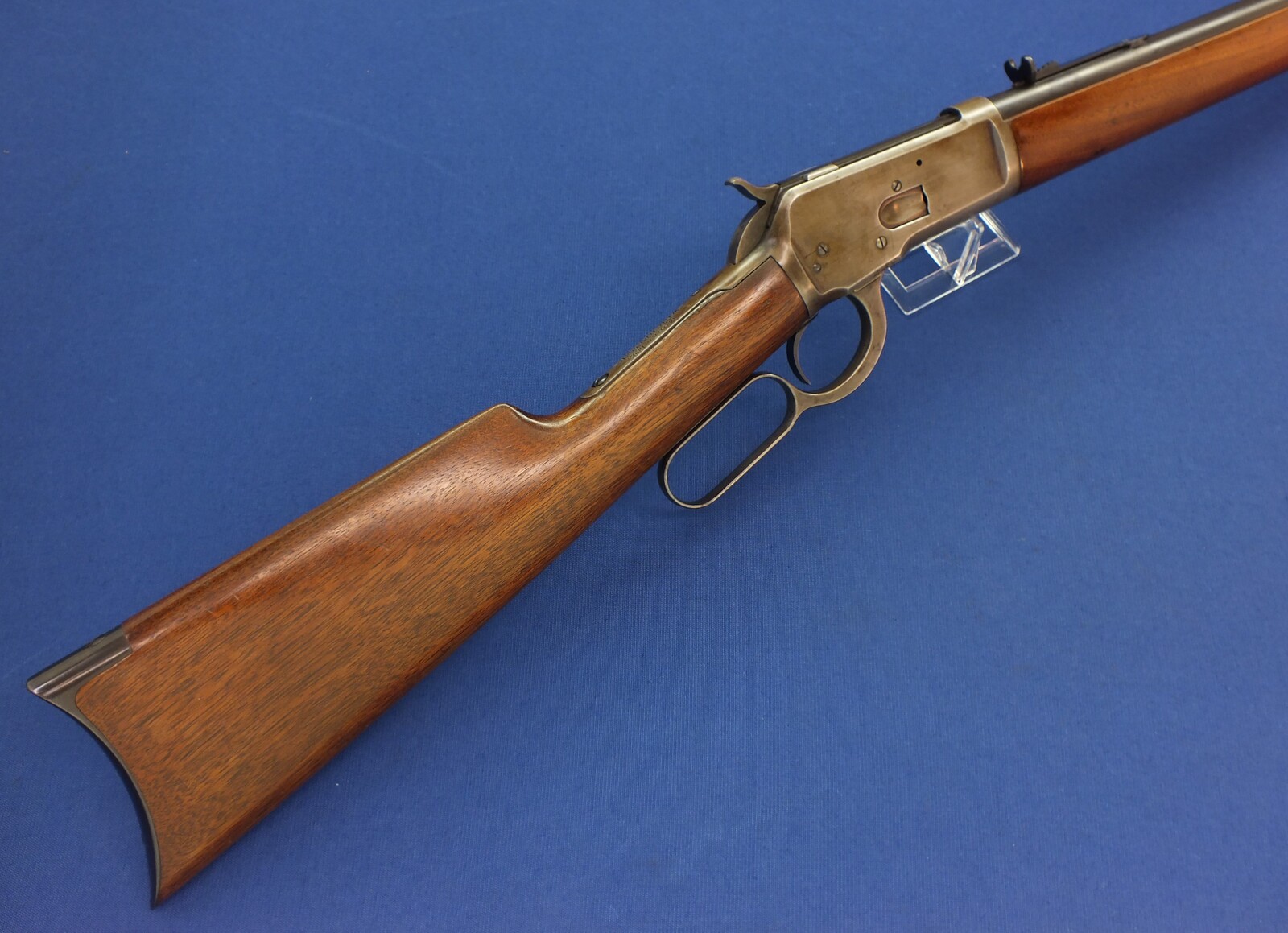 A rare antique American Special order Winchester Model 1892 Short Rifle. Caliber 44-40/44 W.C.F. 20 inch round barrel. Length 97cm. In very good condition. Price 3.250 euro