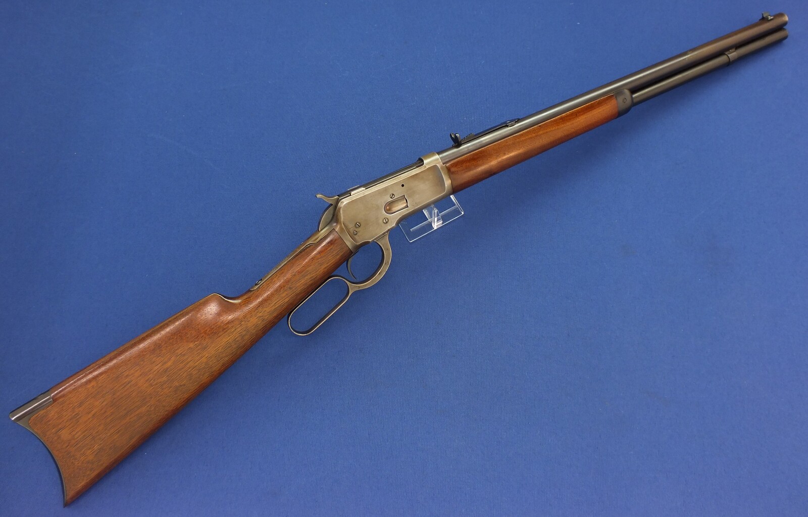 A rare antique American Special order Winchester Model 1892 Short Rifle. Caliber 44-40/44 W.C.F. 20 inch round barrel. Length 97cm. In very good condition. Price 3.250 euro