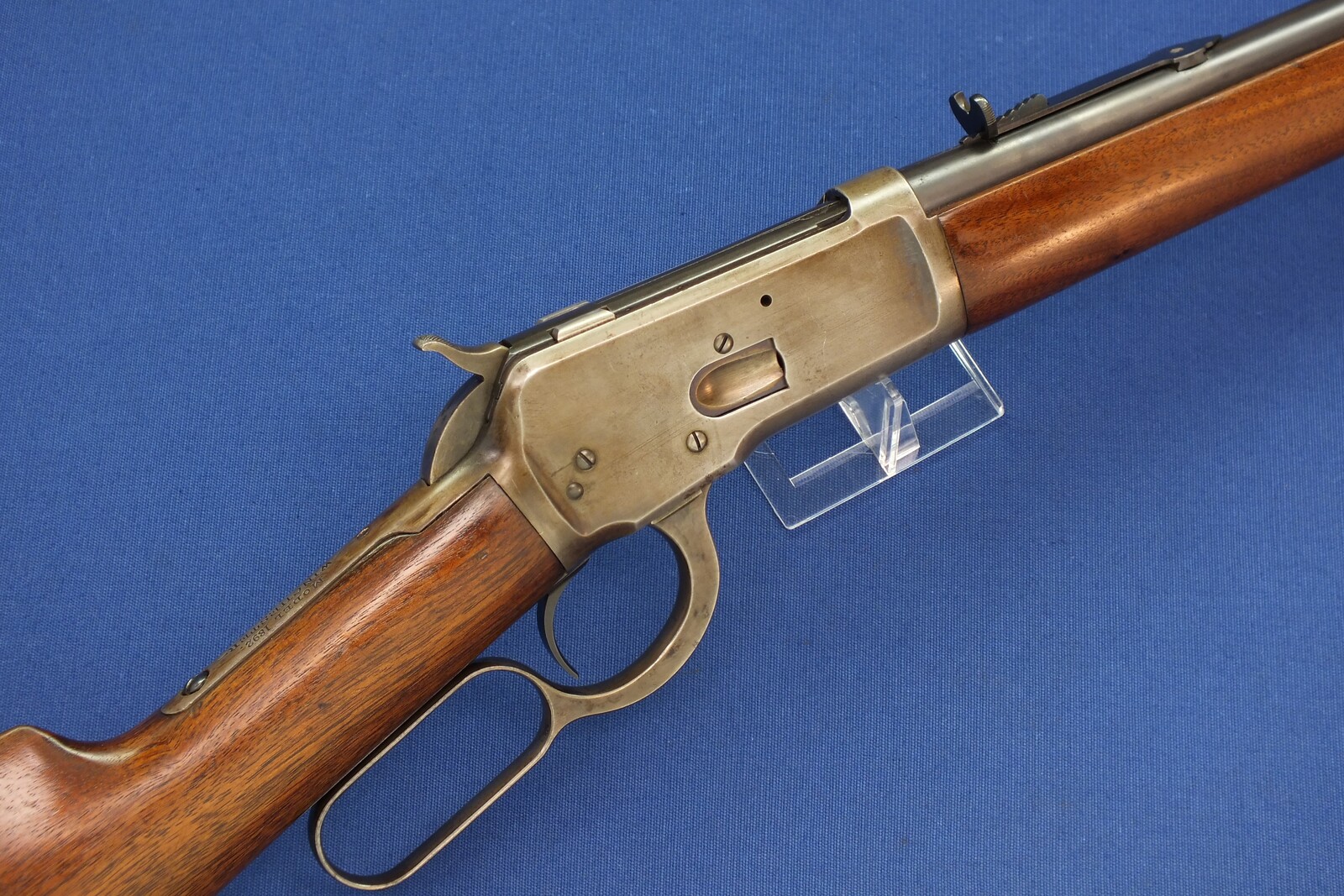 A rare antique American Special order Winchester Model 1892 Short Rifle. Caliber 44-40/44 W.C.F. 20 inch round barrel. Length 97cm. In very good condition. Price 3.250 euro