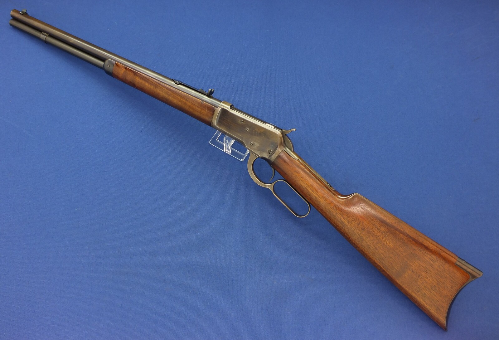 A rare antique American Special order Winchester Model 1892 Short Rifle. Caliber 44-40/44 W.C.F. 20 inch round barrel. Length 97cm. In very good condition. Price 3.250 euro