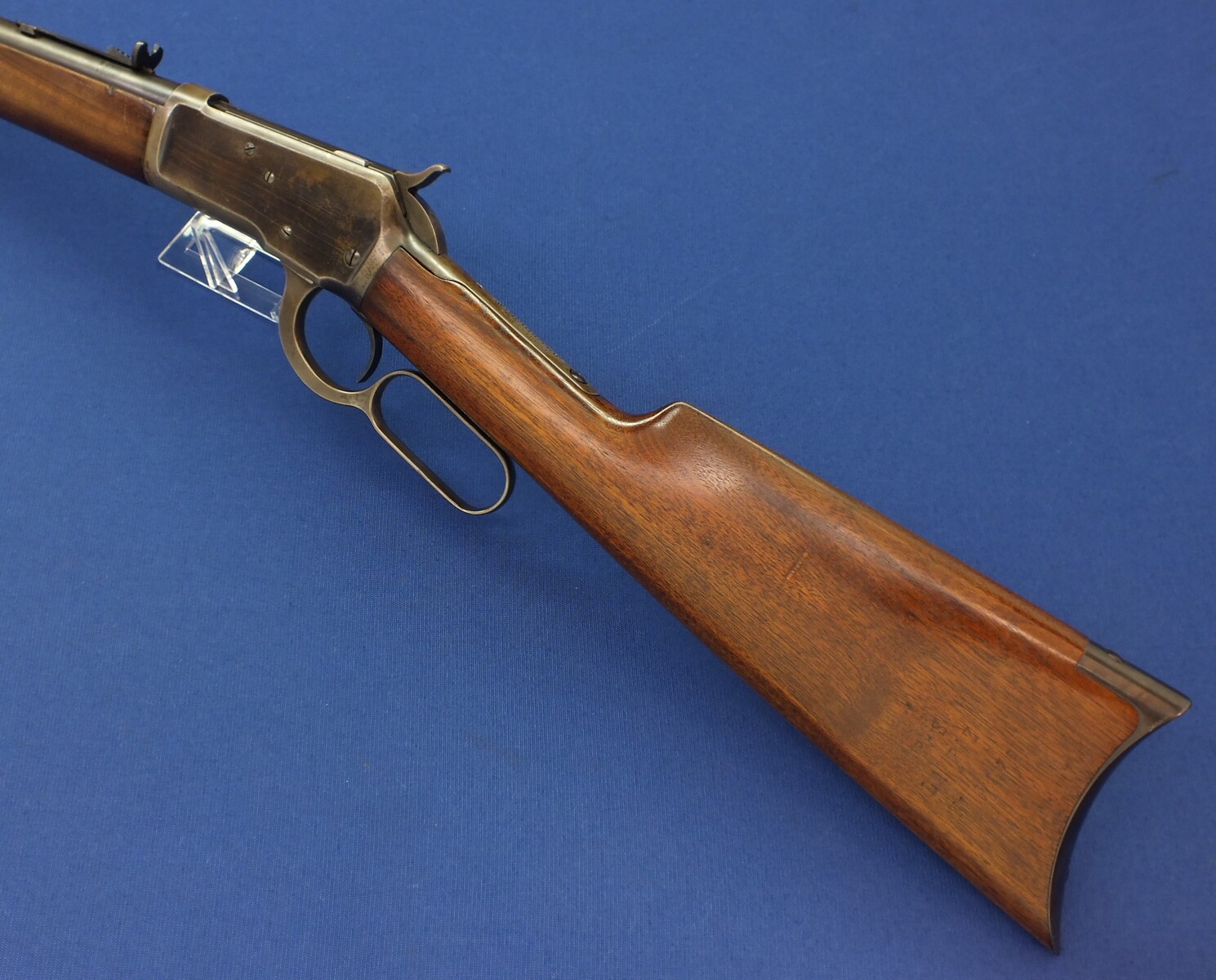 A rare antique American Special order Winchester Model 1892 Short Rifle. Caliber 44-40/44 W.C.F. 20 inch round barrel. Length 97cm. In very good condition. Price 3.250 euro