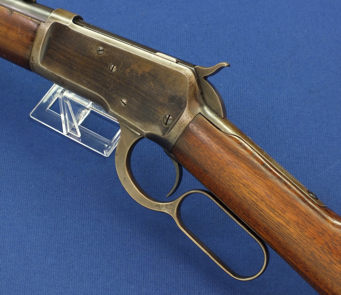 A rare antique American Special order Winchester Model 1892 Short Rifle. Caliber 44-40/44 W.C.F. 20 inch round barrel. Length 97cm. In very good condition. Price 3.250 euro