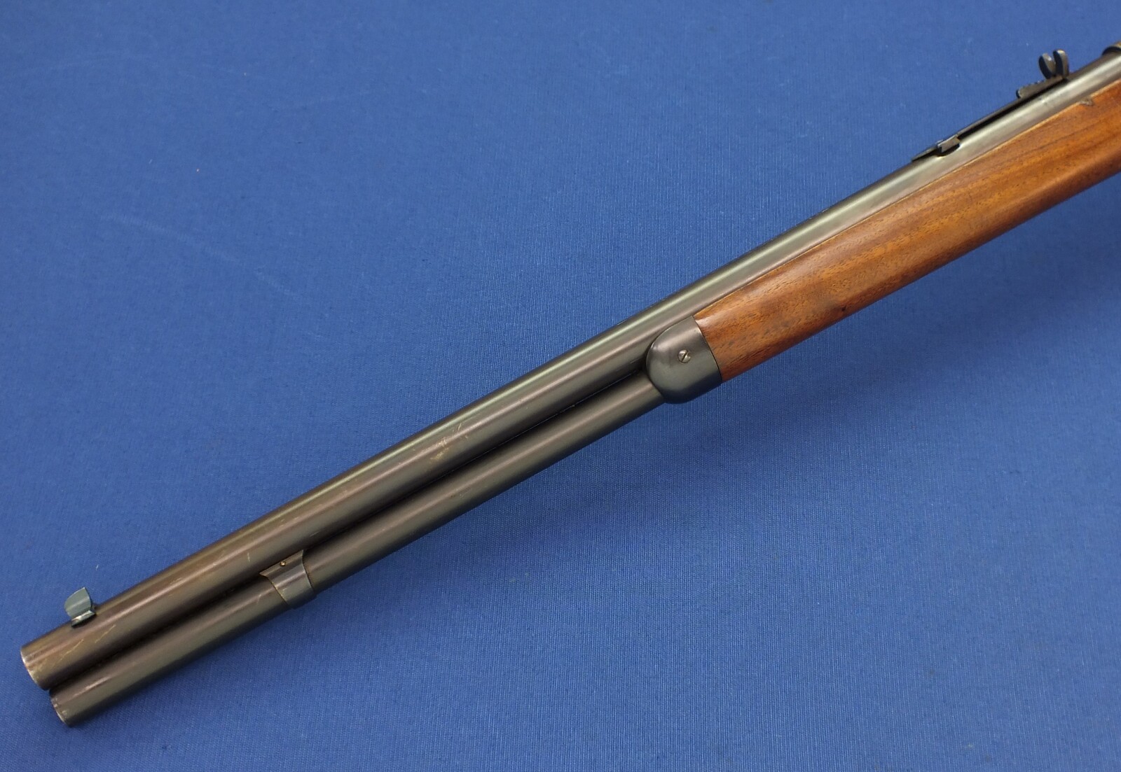 A rare antique American Special order Winchester Model 1892 Short Rifle. Caliber 44-40/44 W.C.F. 20 inch round barrel. Length 97cm. In very good condition. Price 3.250 euro