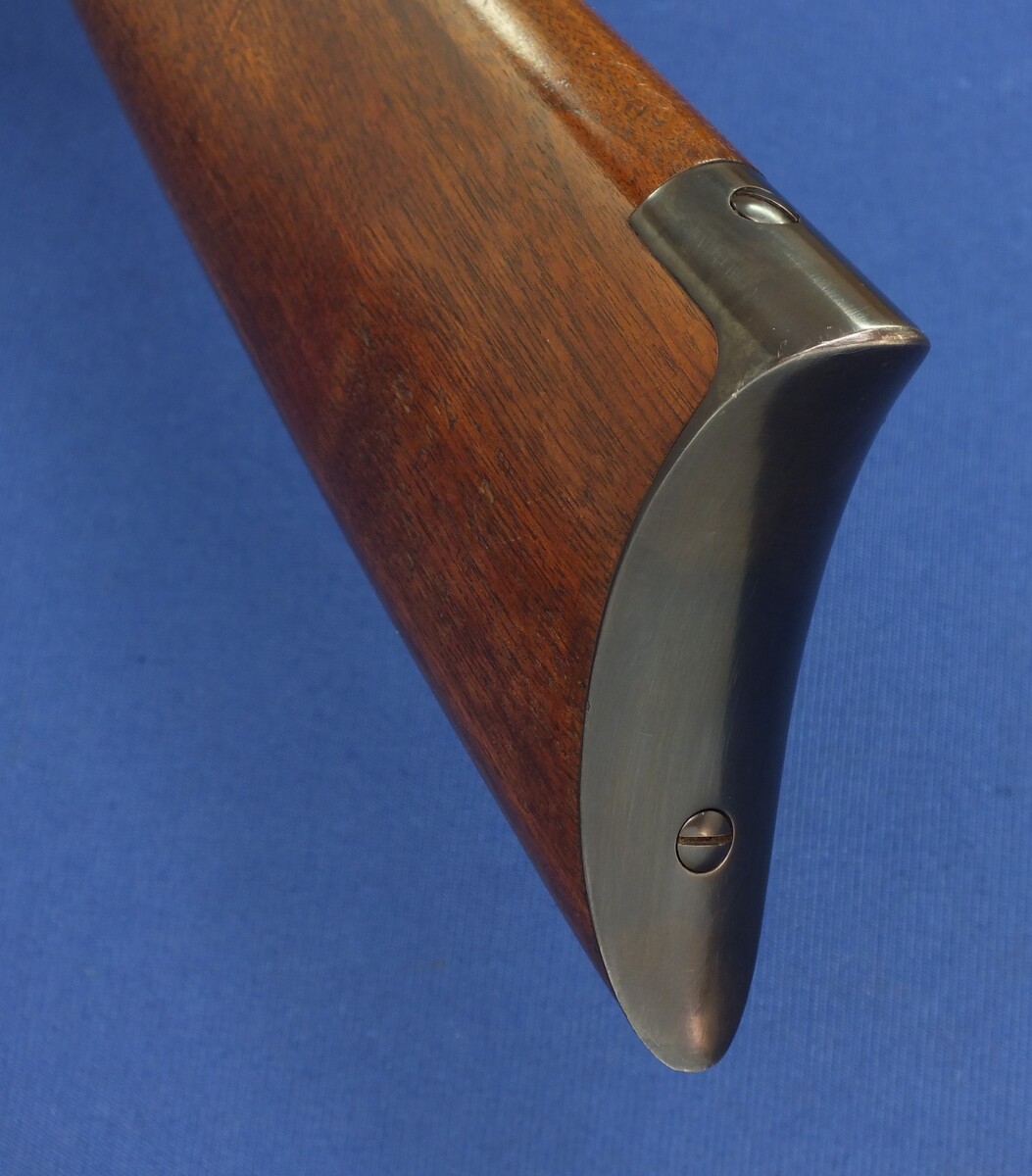 A rare antique American Special order Winchester Model 1892 Short Rifle. Caliber 44-40/44 W.C.F. 20 inch round barrel. Length 97cm. In very good condition. Price 3.250 euro