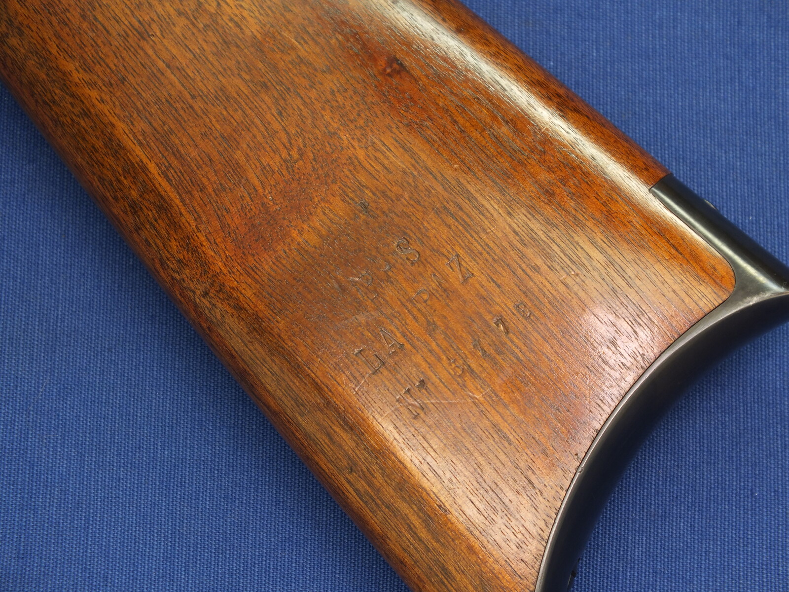 A rare antique American Special order Winchester Model 1892 Short Rifle. Caliber 44-40/44 W.C.F. 20 inch round barrel. Length 97cm. In very good condition. Price 3.250 euro