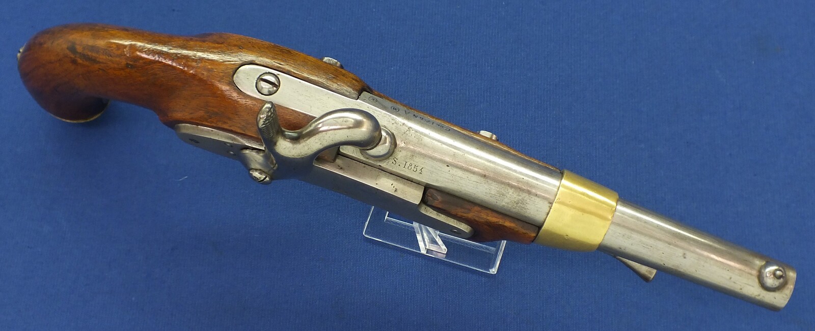 A rare antique Austrian model Augustin military Cavalry Percussion Pistol with altered French 1822 T-Bis barrel and hammer. Caliber 17.7mm. Length 39cm. In very good condition. Price 1.450 euro.