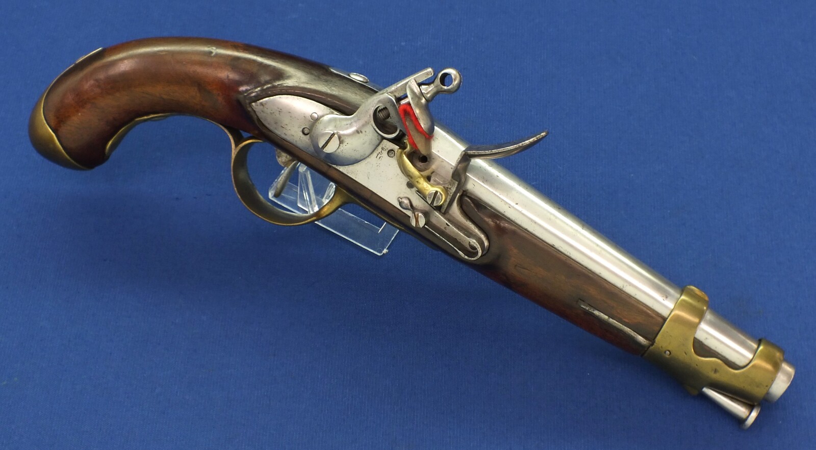 A scarce antique Dutch Model 1815 Flintlock Military Police Pistol / Marechausseepistool. Caliber 17mm, length 39cm. In very good condition. Price 2.950 euro.