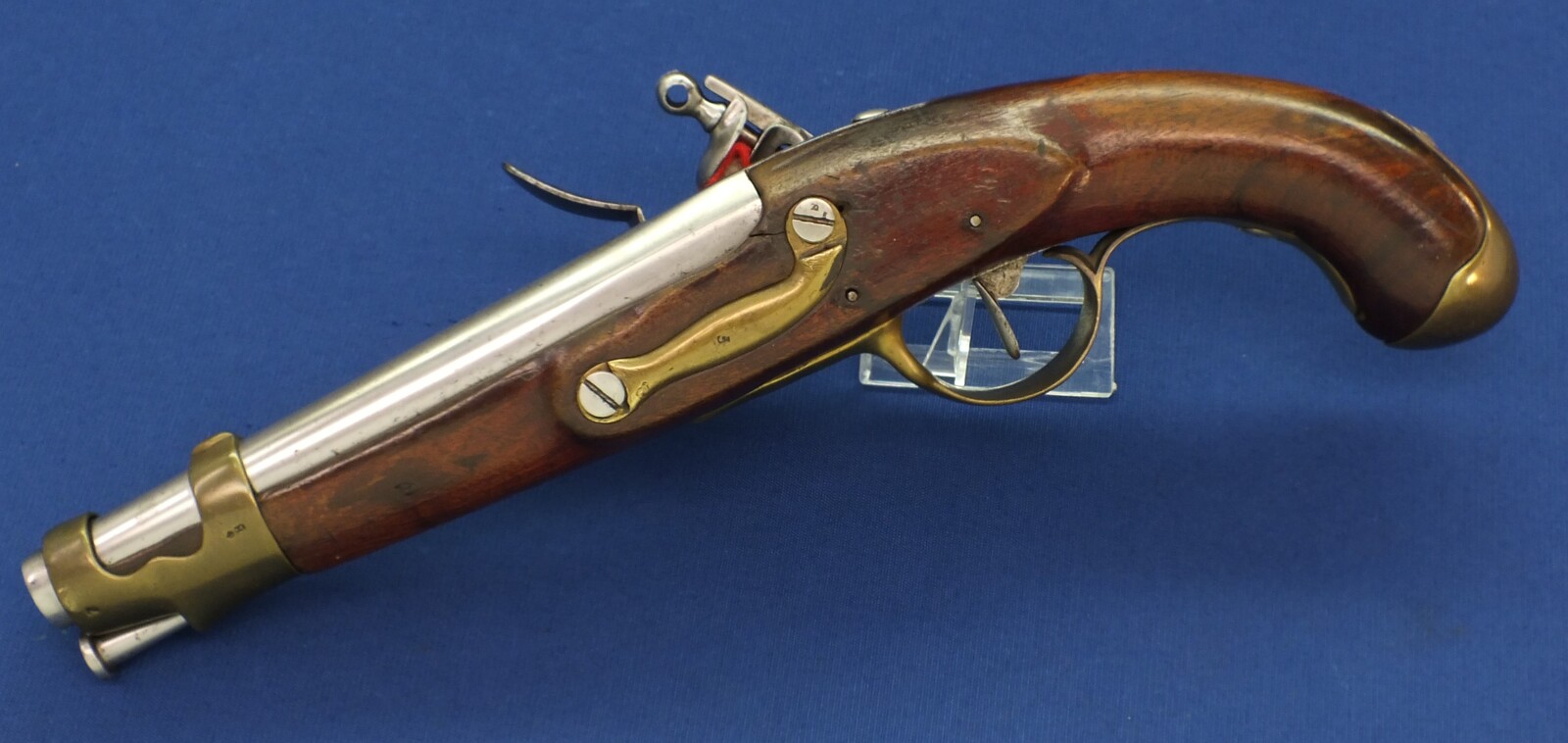 A scarce antique Dutch Model 1815 Flintlock Military Police Pistol / Marechausseepistool. Caliber 17mm, length 39cm. In very good condition. Price 2.950 euro.