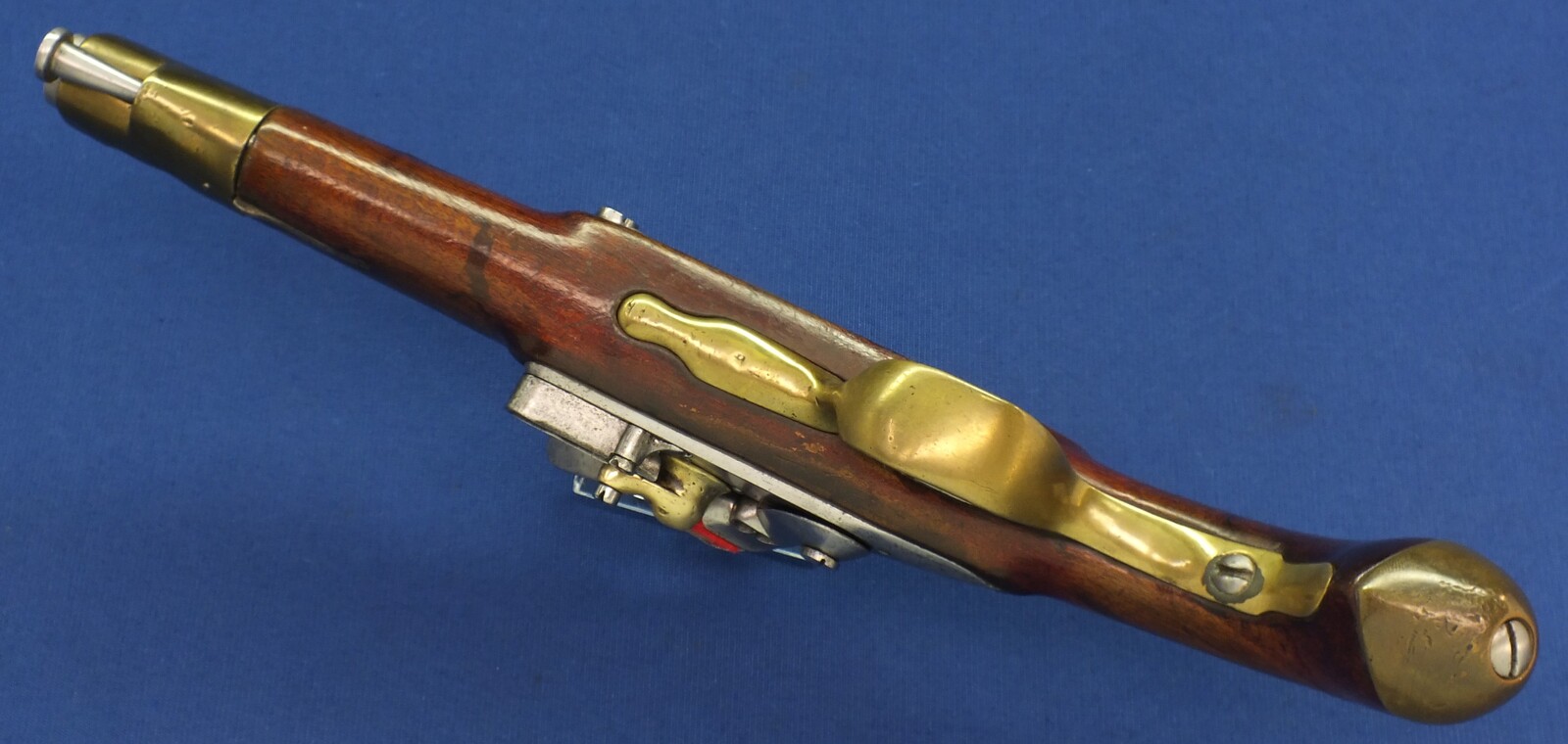 A scarce antique Dutch Model 1815 Flintlock Military Police Pistol / Marechausseepistool. Caliber 17mm, length 39cm. In very good condition. Price 2.950 euro.