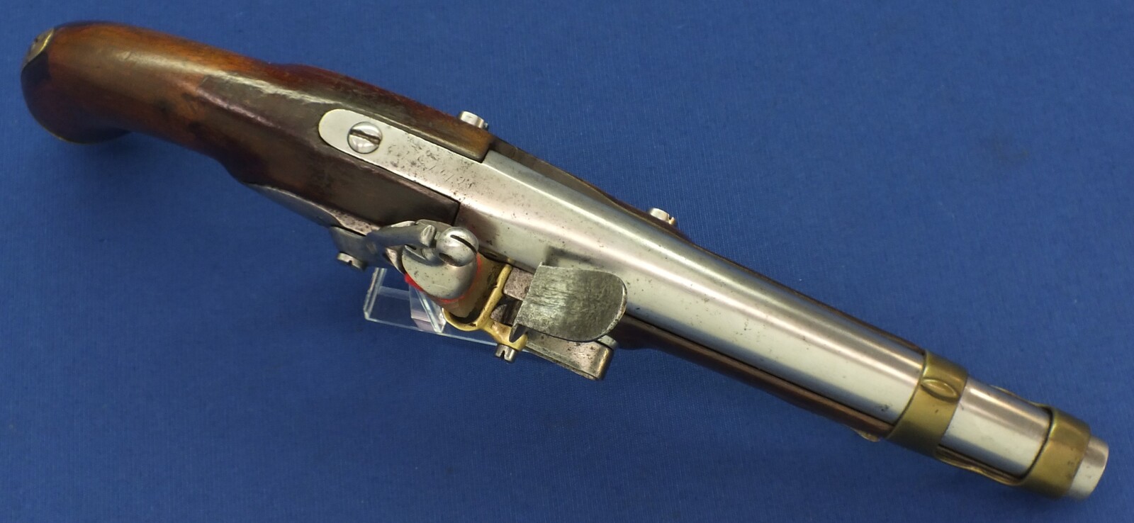 A scarce antique Dutch Model 1815 Flintlock Military Police Pistol / Marechausseepistool. Caliber 17mm, length 39cm. In very good condition. Price 2.950 euro.