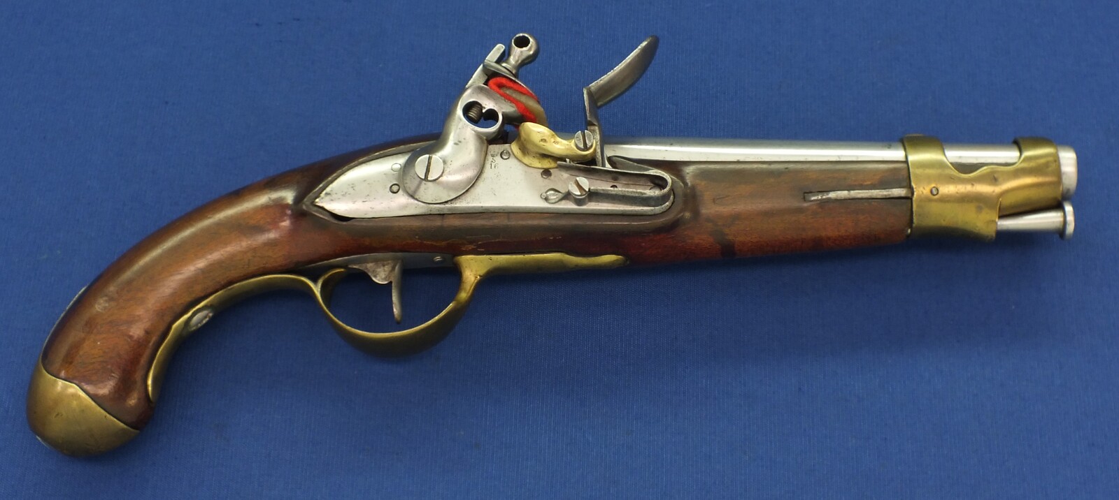 A scarce antique Dutch Model 1815 Flintlock Military Police Pistol / Marechausseepistool. Caliber 17mm, length 39cm. In very good condition. Price 2.950 euro.