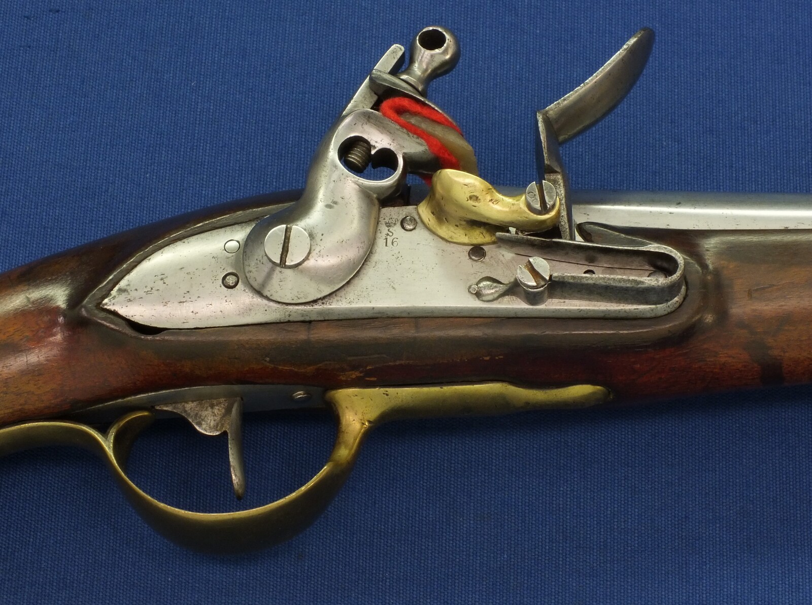 A scarce antique Dutch Model 1815 Flintlock Military Police Pistol / Marechausseepistool. Caliber 17mm, length 39cm. In very good condition. Price 2.950 euro.