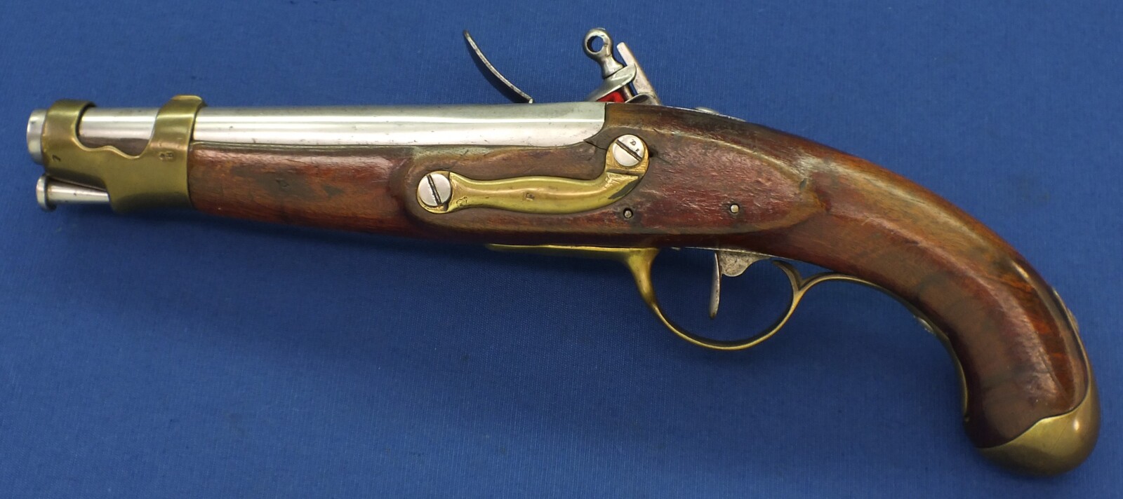 A scarce antique Dutch Model 1815 Flintlock Military Police Pistol / Marechausseepistool. Caliber 17mm, length 39cm. In very good condition. Price 2.950 euro.