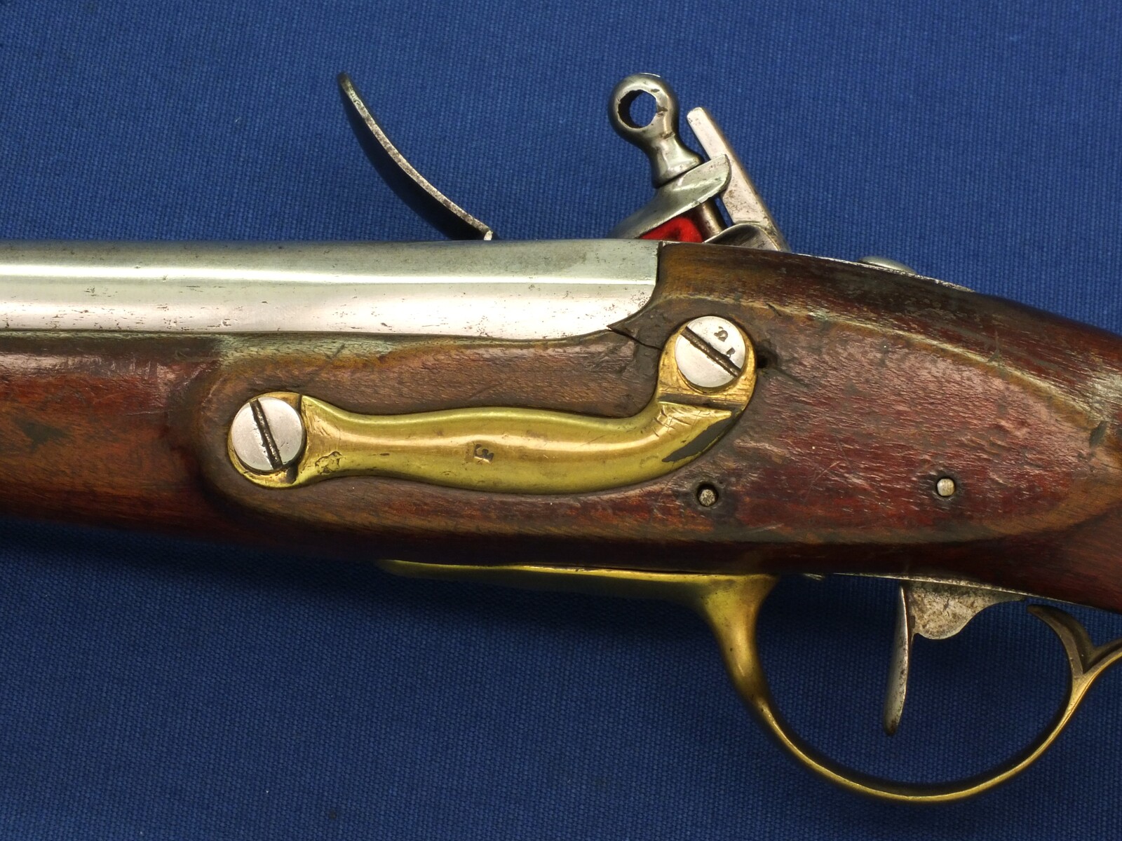 A scarce antique Dutch Model 1815 Flintlock Military Police Pistol / Marechausseepistool. Caliber 17mm, length 39cm. In very good condition. Price 2.950 euro.