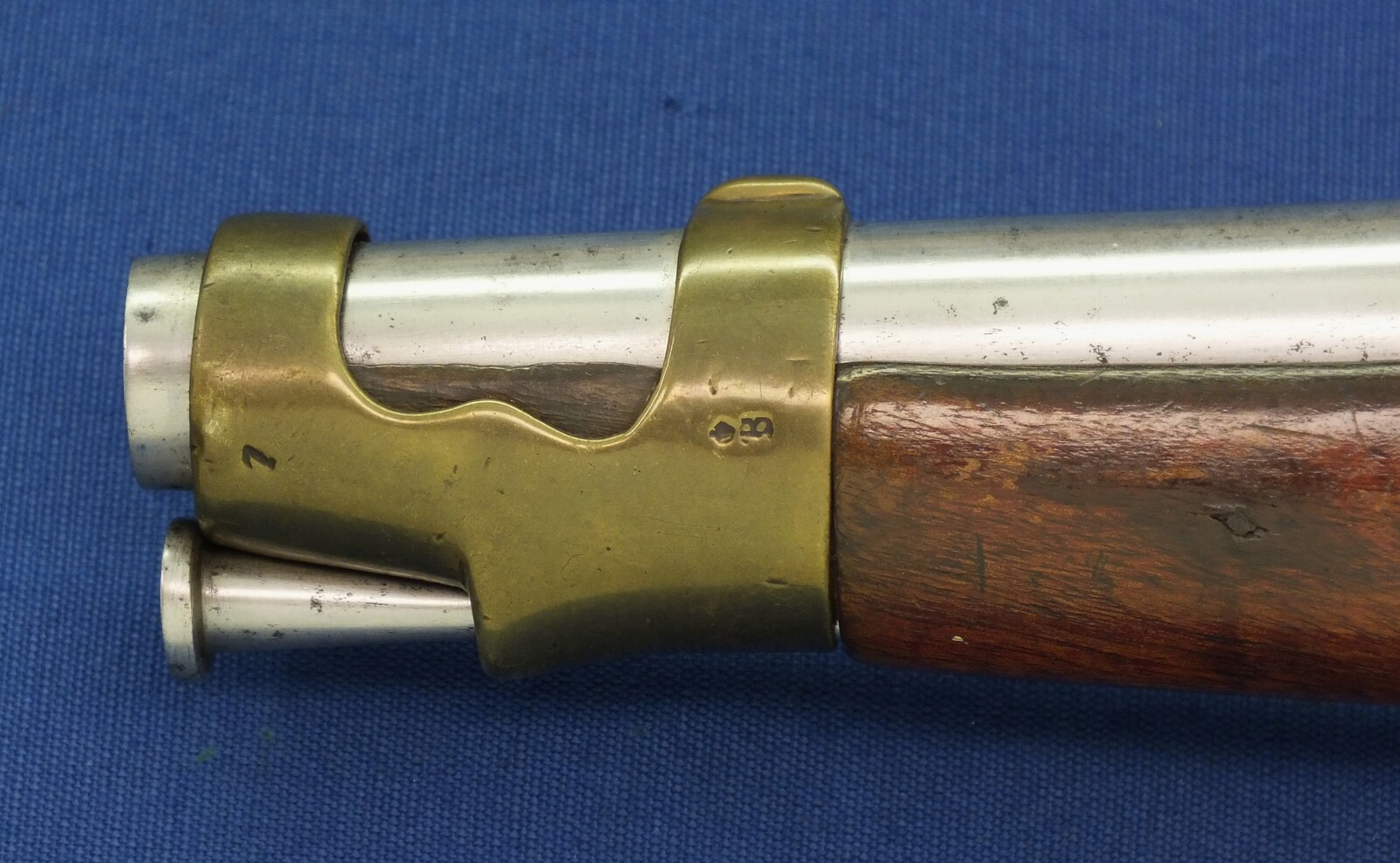 A scarce antique Dutch Model 1815 Flintlock Military Police Pistol / Marechausseepistool. Caliber 17mm, length 39cm. In very good condition. Price 2.950 euro.