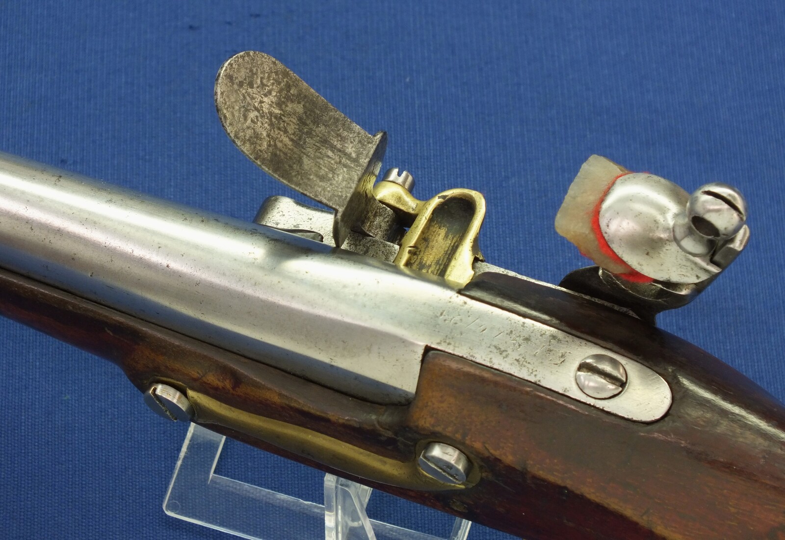 A scarce antique Dutch Model 1815 Flintlock Military Police Pistol / Marechausseepistool. Caliber 17mm, length 39cm. In very good condition. Price 2.950 euro.