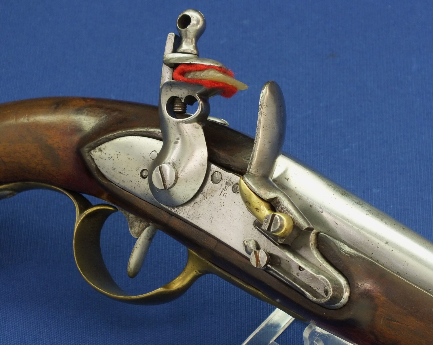 A scarce antique Dutch Model 1815 Flintlock Military Police Pistol / Marechausseepistool. Caliber 17mm, length 39cm. In very good condition. Price 2.950 euro.