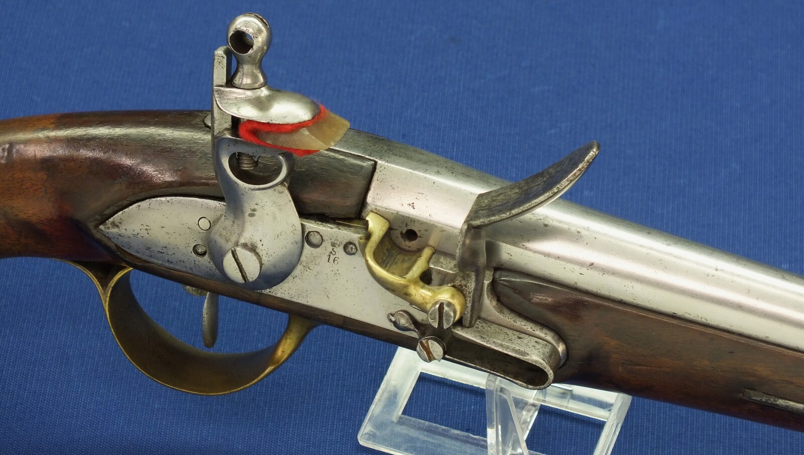 A scarce antique Dutch Model 1815 Flintlock Military Police Pistol / Marechausseepistool. Caliber 17mm, length 39cm. In very good condition. Price 2.950 euro.