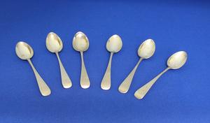 A Set of Six Silver Tea Spoons, London 1900, length 12 cm, in very good condition. Price 65 euro