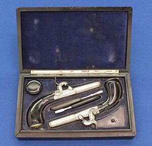 A very nice antique 19th century Cased Liege Pair Percussion Pocket Pistols, caliber 11 mm, length 16,5 cm, in near mint condition. Price 1.650 euro