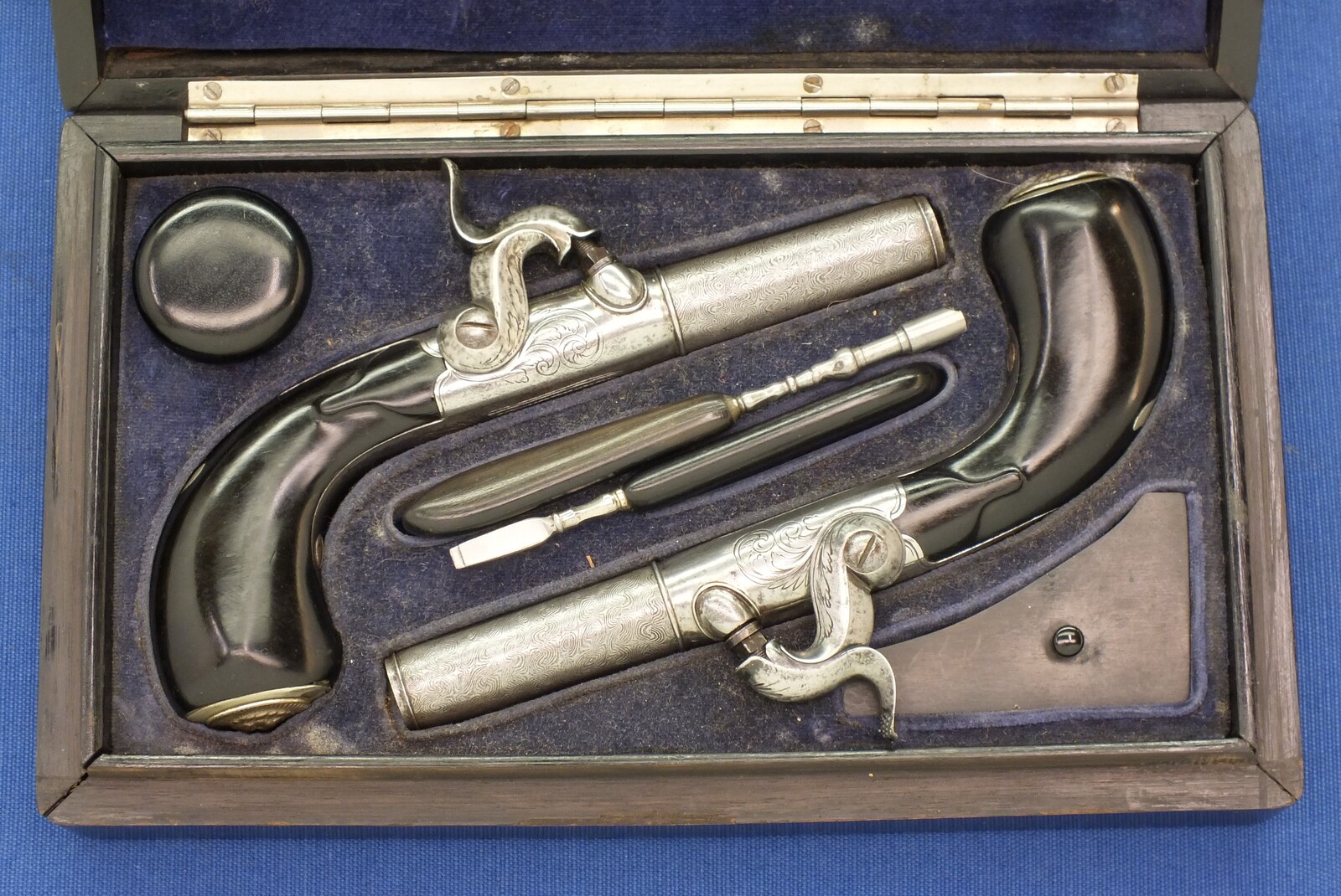 A very nice antique 19th century Cased Liege Pair Percussion Pocket Pistols, caliber 11 mm, length 16,5 cm, in near mint condition. Price 1.650 euro