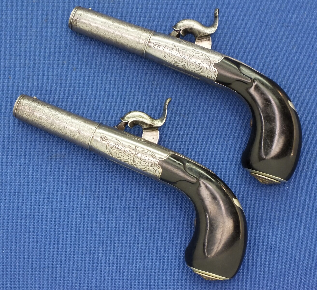 A very nice antique 19th century Cased Liege Pair Percussion Pocket Pistols, caliber 11 mm, length 16,5 cm, in near mint condition. Price 1.650 euro