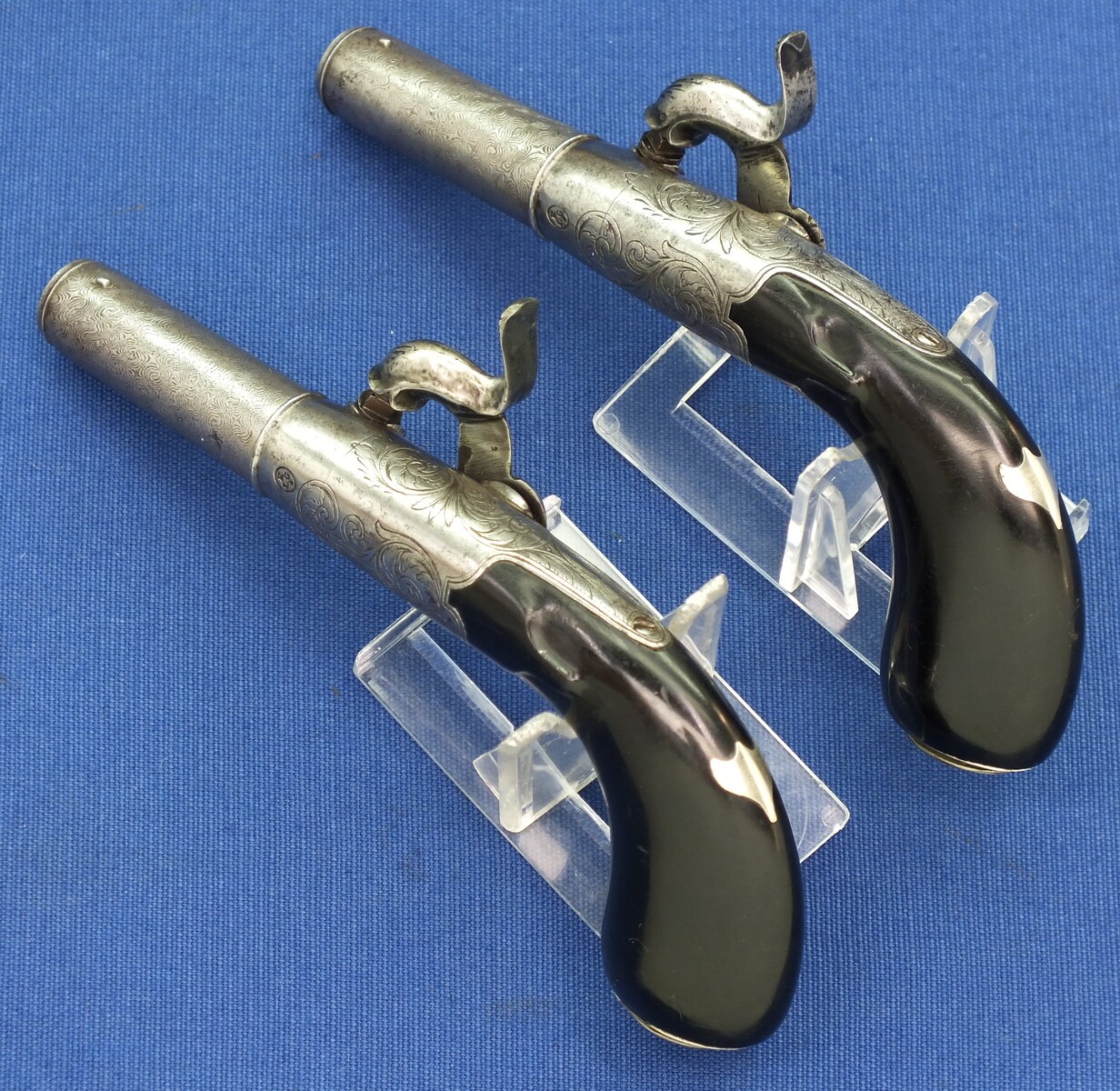 A very nice antique 19th century Cased Liege Pair Percussion Pocket Pistols, caliber 11 mm, length 16,5 cm, in near mint condition. Price 1.650 euro