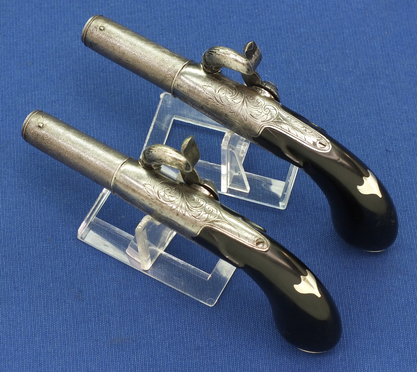 A very nice antique 19th century Cased Liege Pair Percussion Pocket Pistols, caliber 11 mm, length 16,5 cm, in near mint condition. Price 1.650 euro