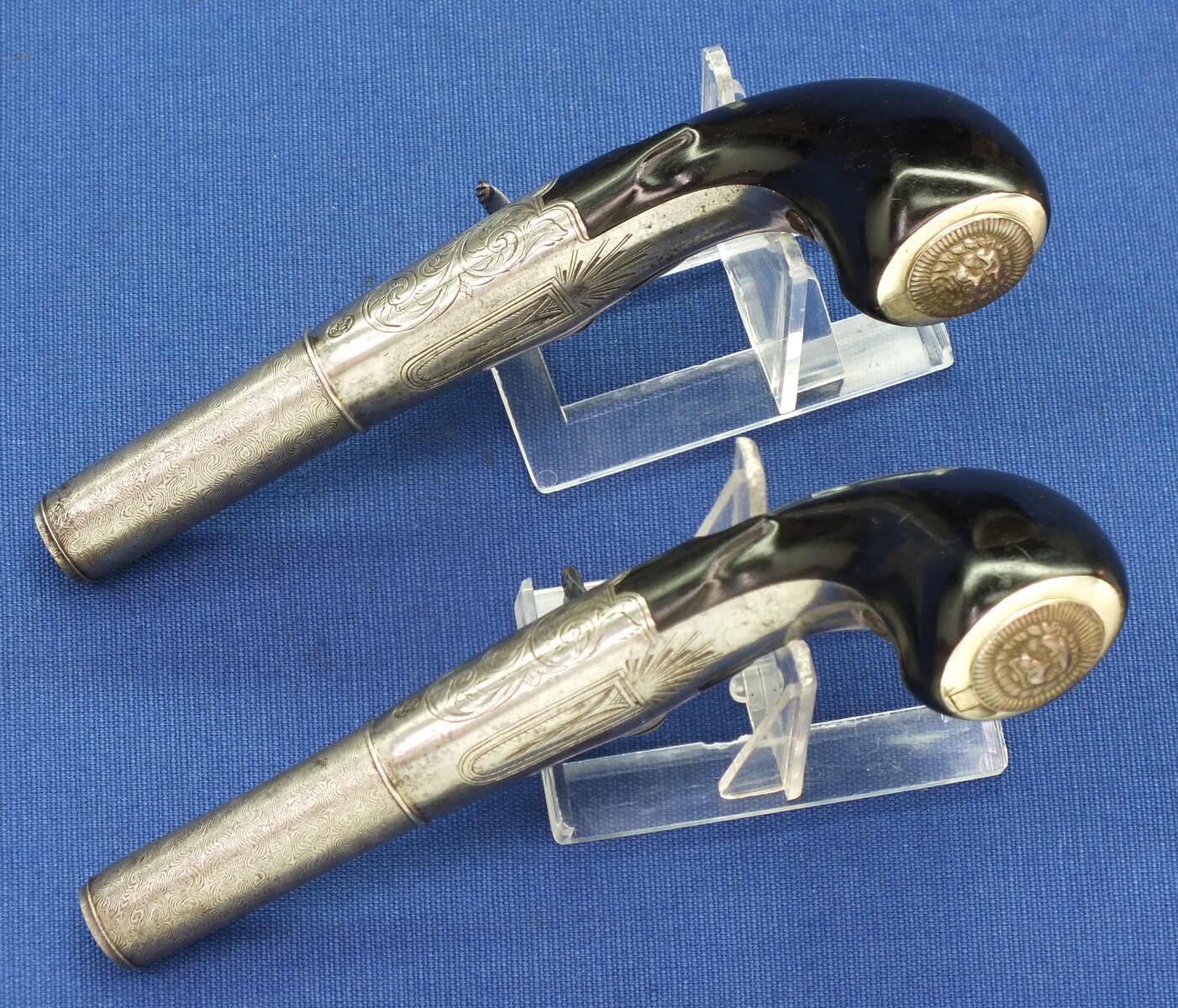 A very nice antique 19th century Cased Liege Pair Percussion Pocket Pistols, caliber 11 mm, length 16,5 cm, in near mint condition. Price 1.650 euro